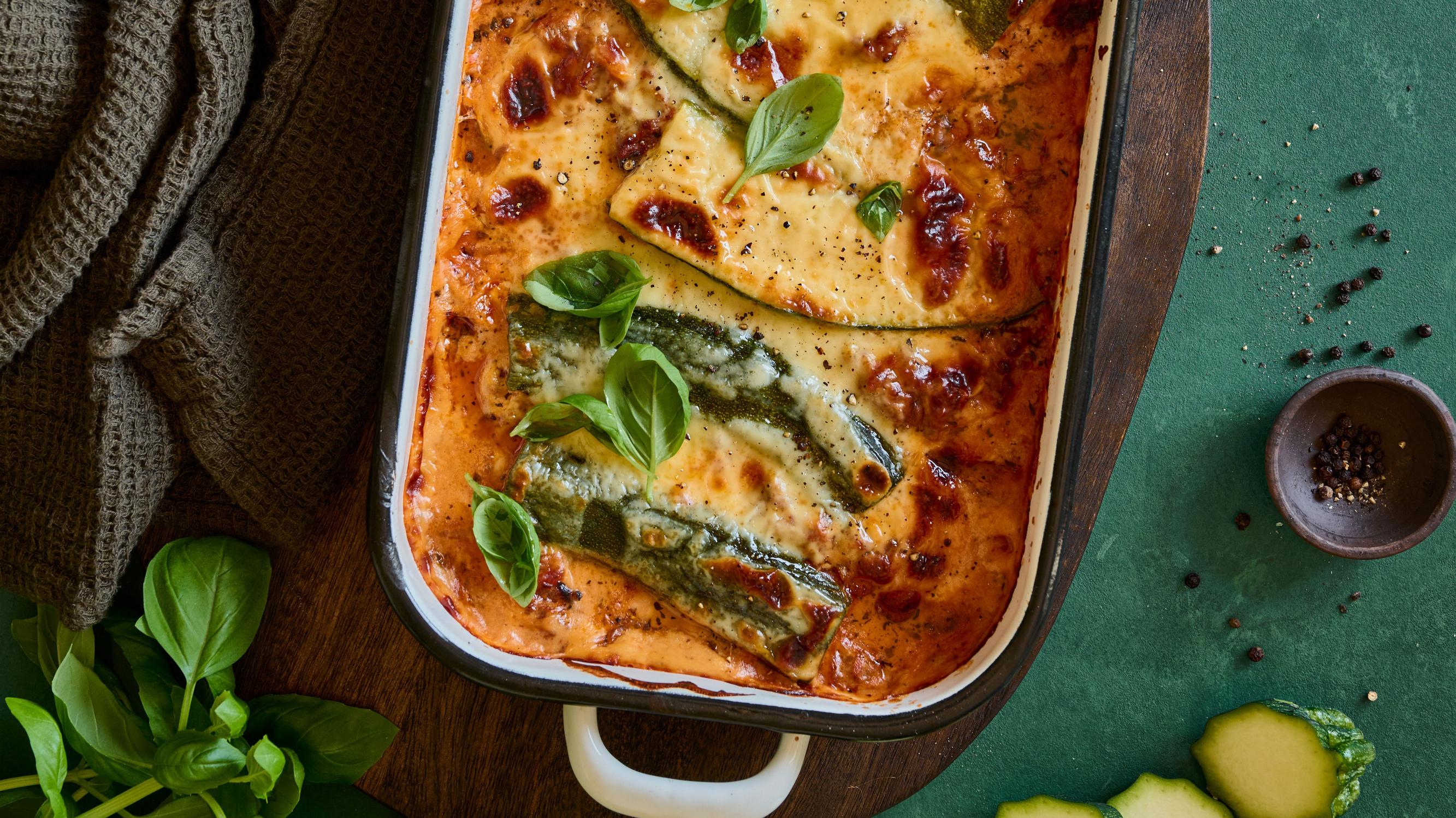 Kesäkurpitsalasagne on täydellisen tuhti uuniruoka – juustoiseen herkkuvuokaan upotat kilon kesäkurpitsaa!