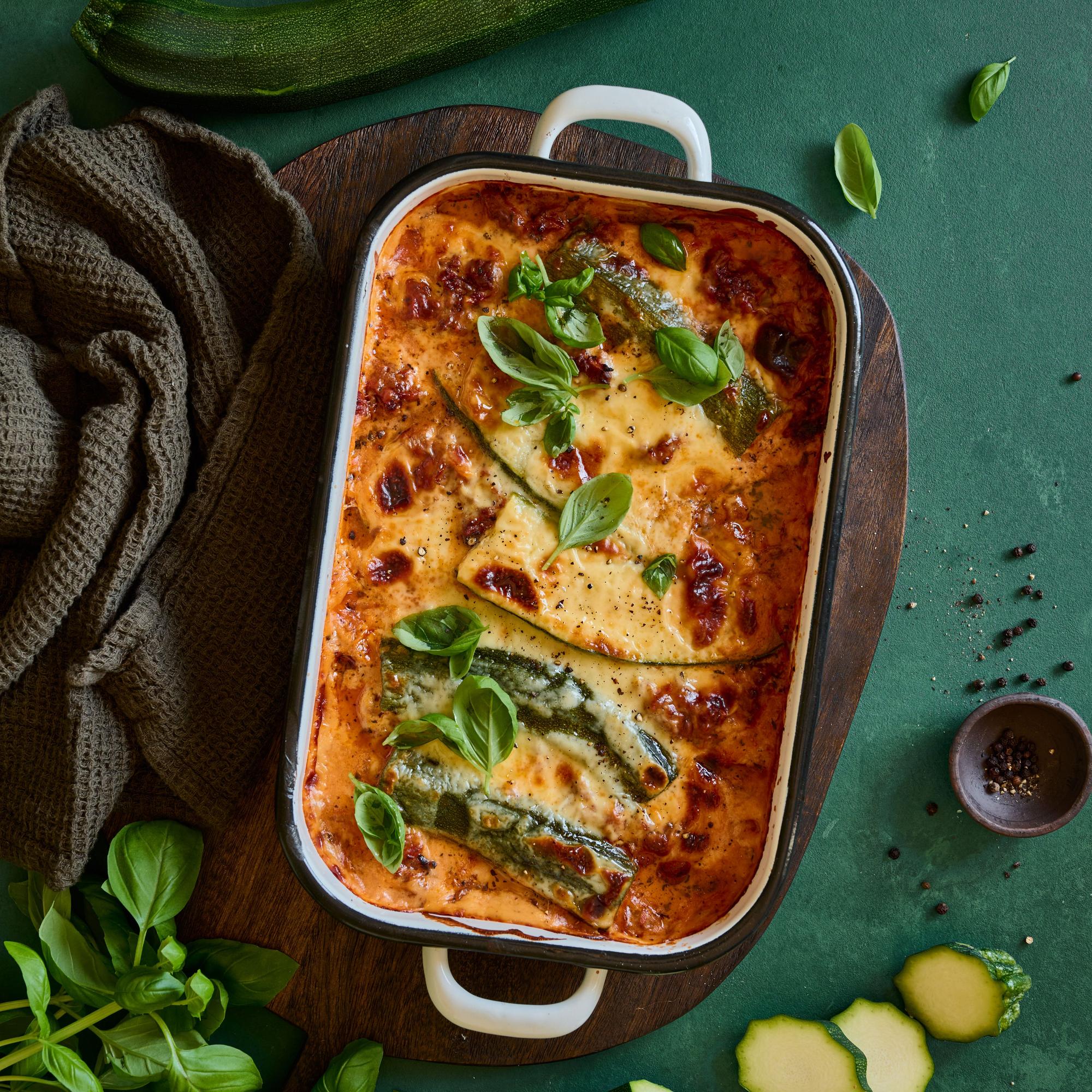 Kesäkurpitsalasagne on täydellisen tuhti uuniruoka – juustoiseen herkkuvuokaan upotat kilon kesäkurpitsaa!