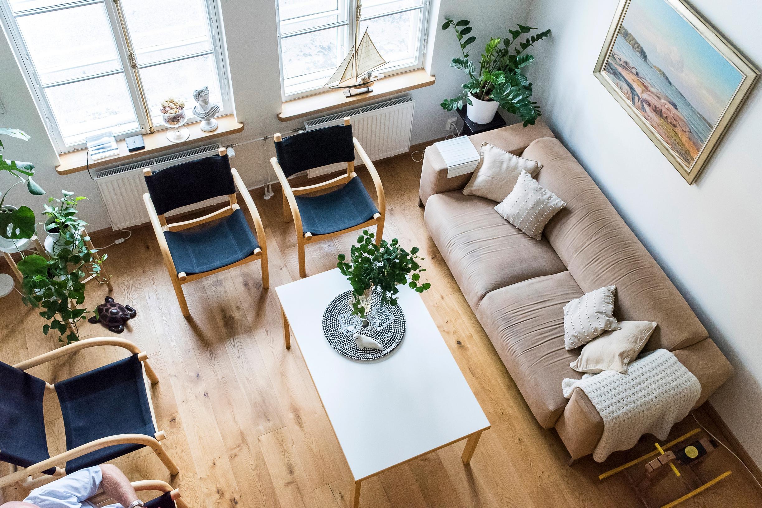 Olohuone kuvattuna parvelta 
