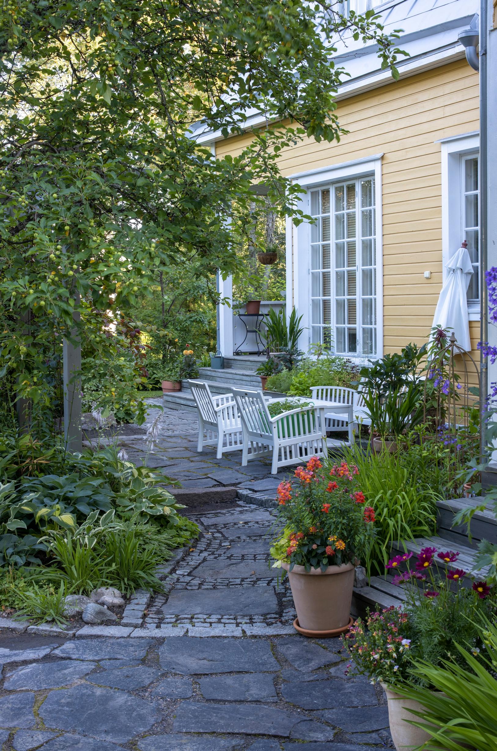 vanhan huvilan puutarha Oulussa: patio talon edessä