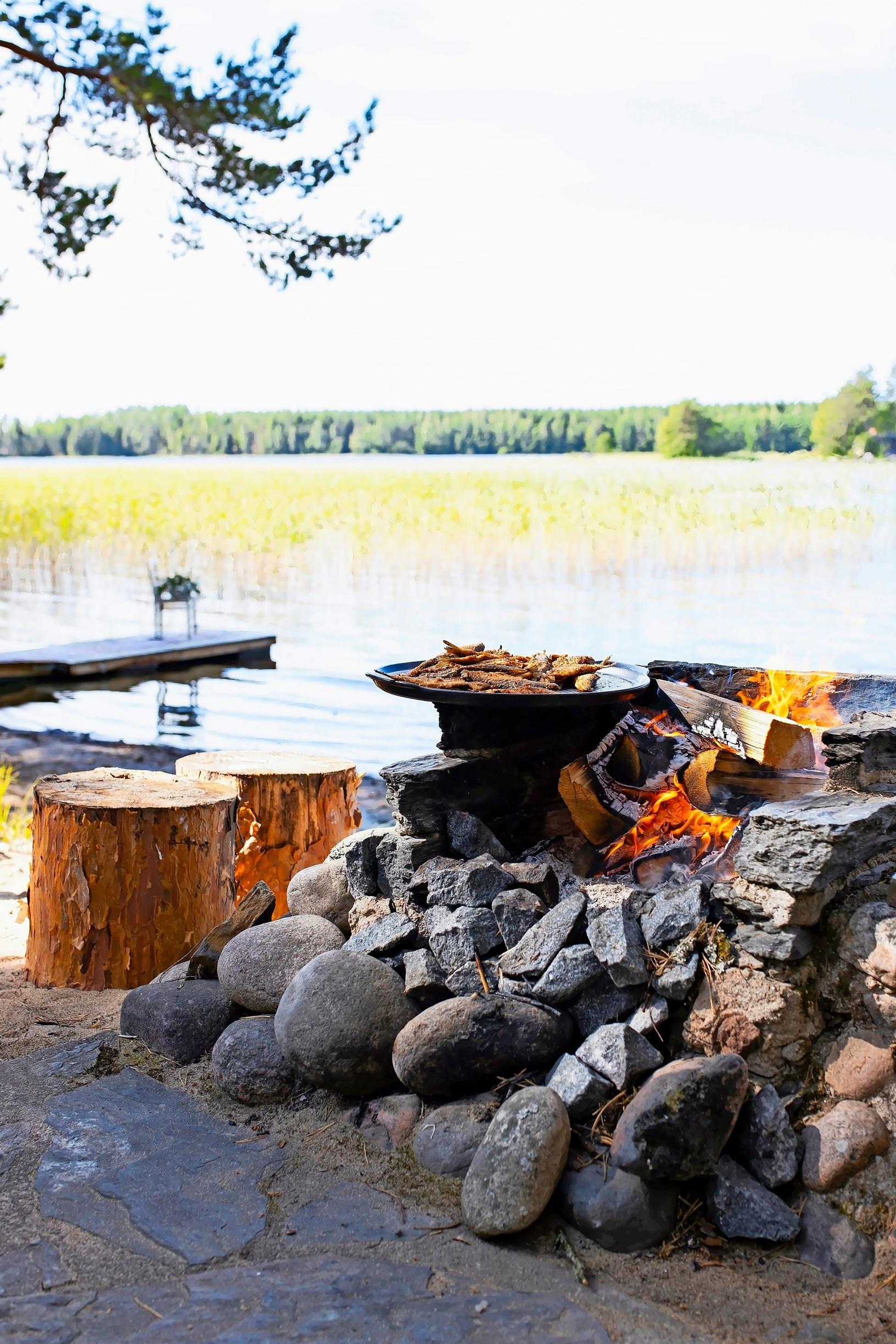Nuotiopaikka järven rannalla