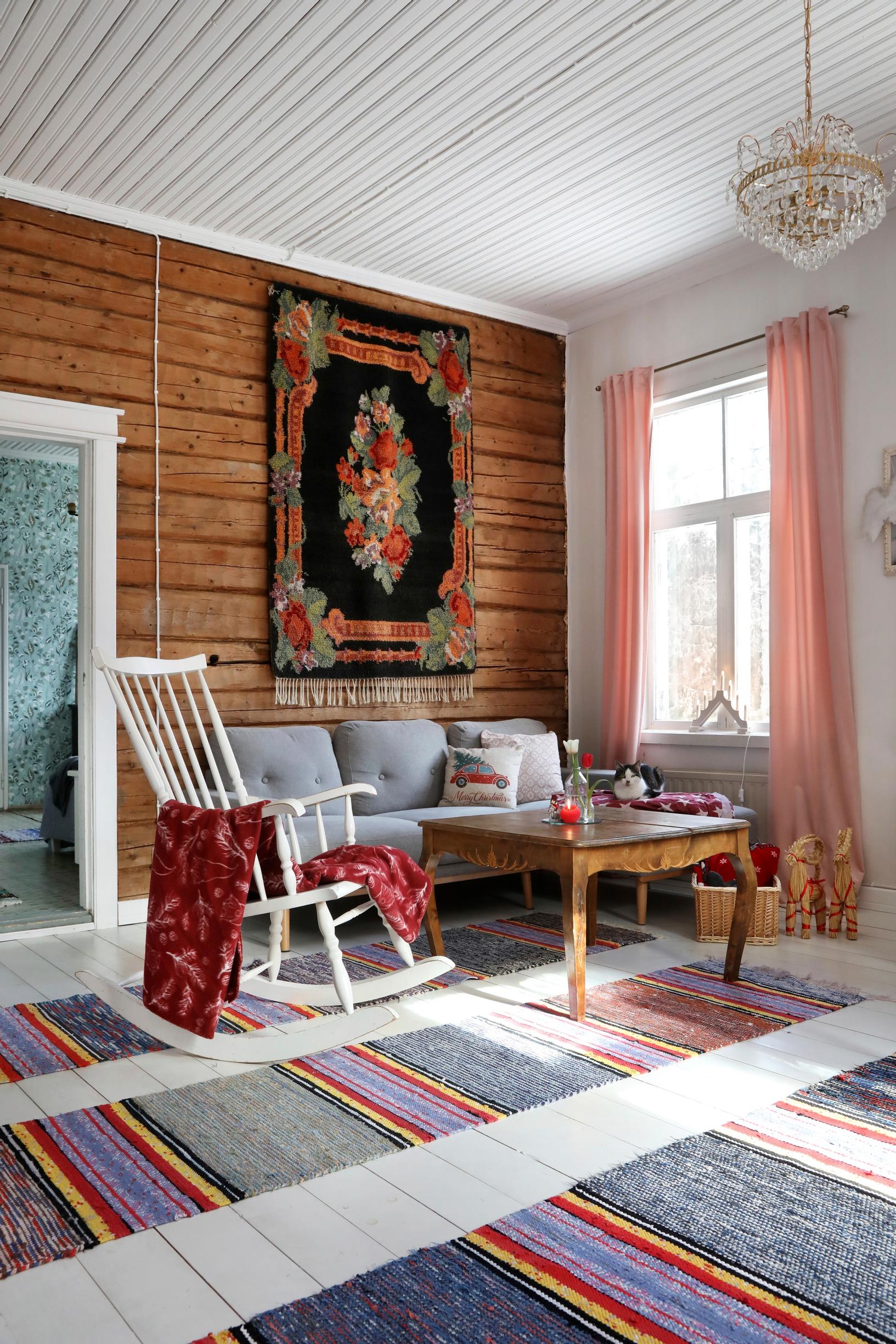 Pitkät räsymatot olohuoneen lattialla