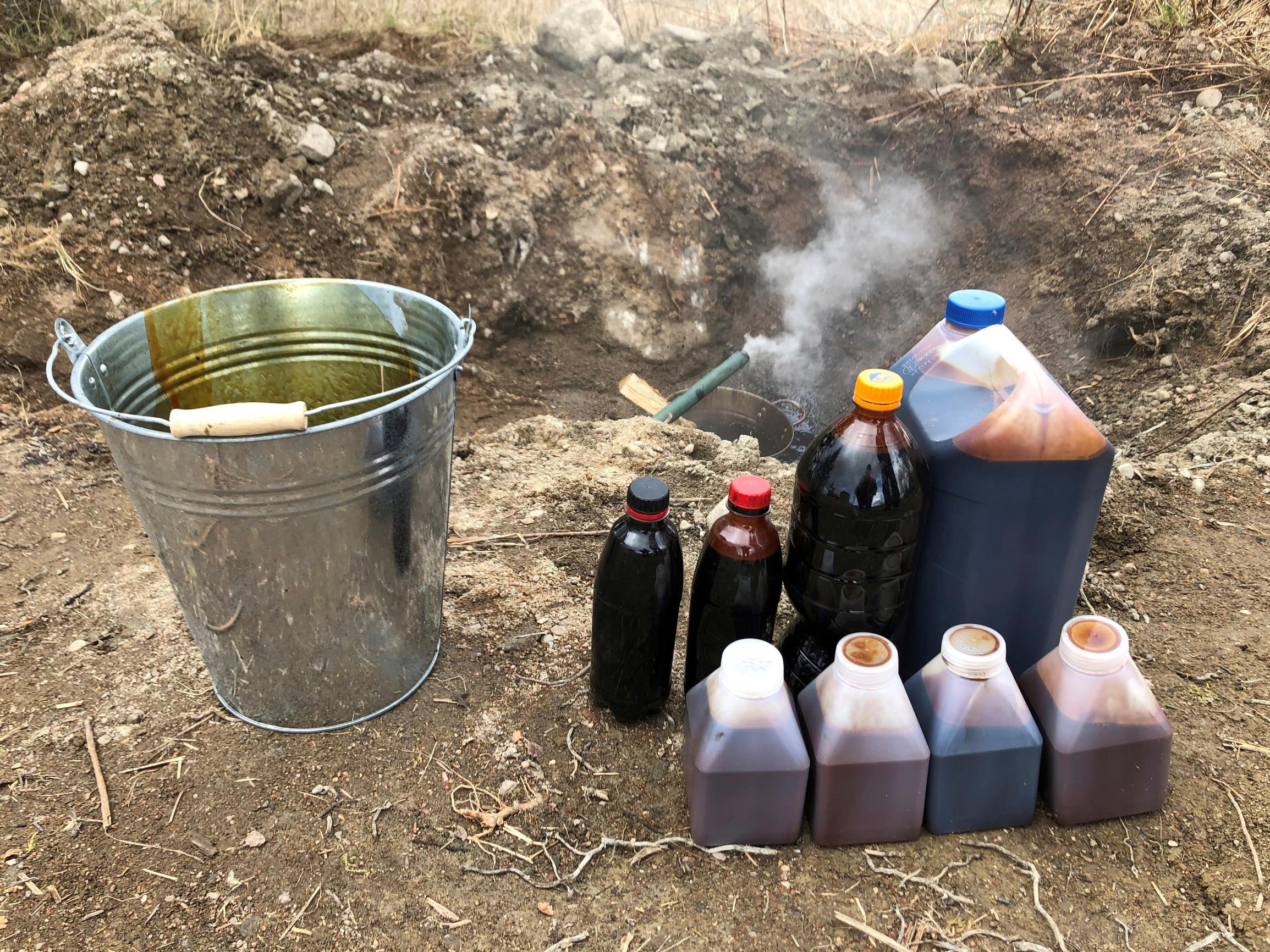 Tervaa kanistereissa ja pulloissa