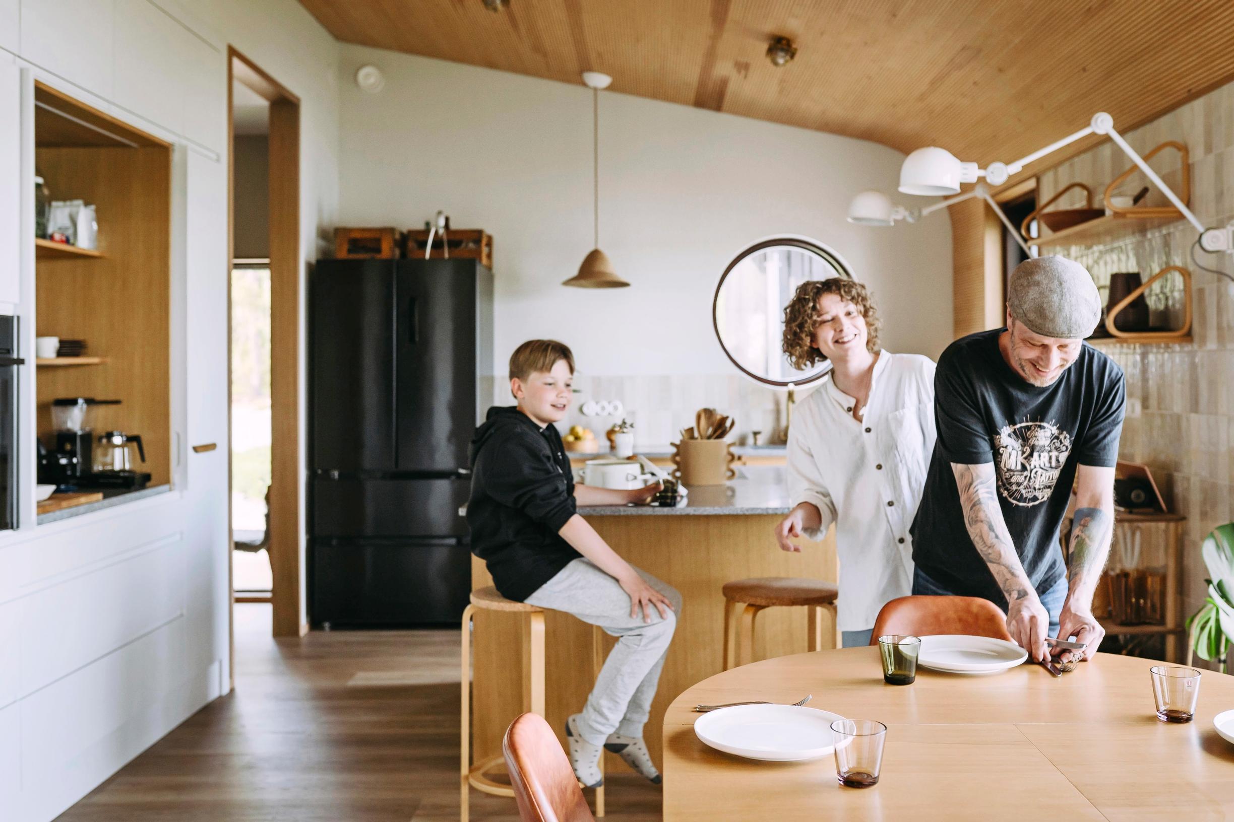 Aaron, Miia ja Markus unelmakotinsa keittiössä
