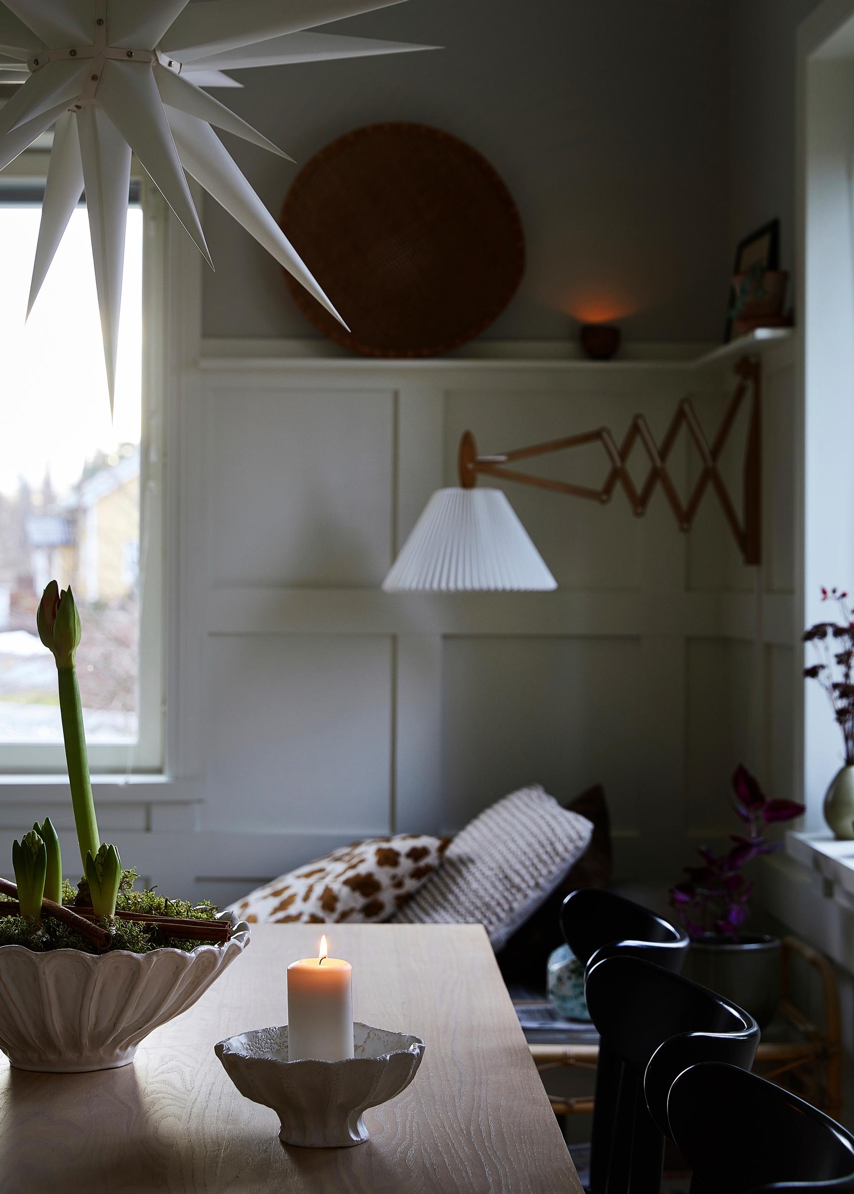 Saarnipöytä ja mustat Ton-tuolit