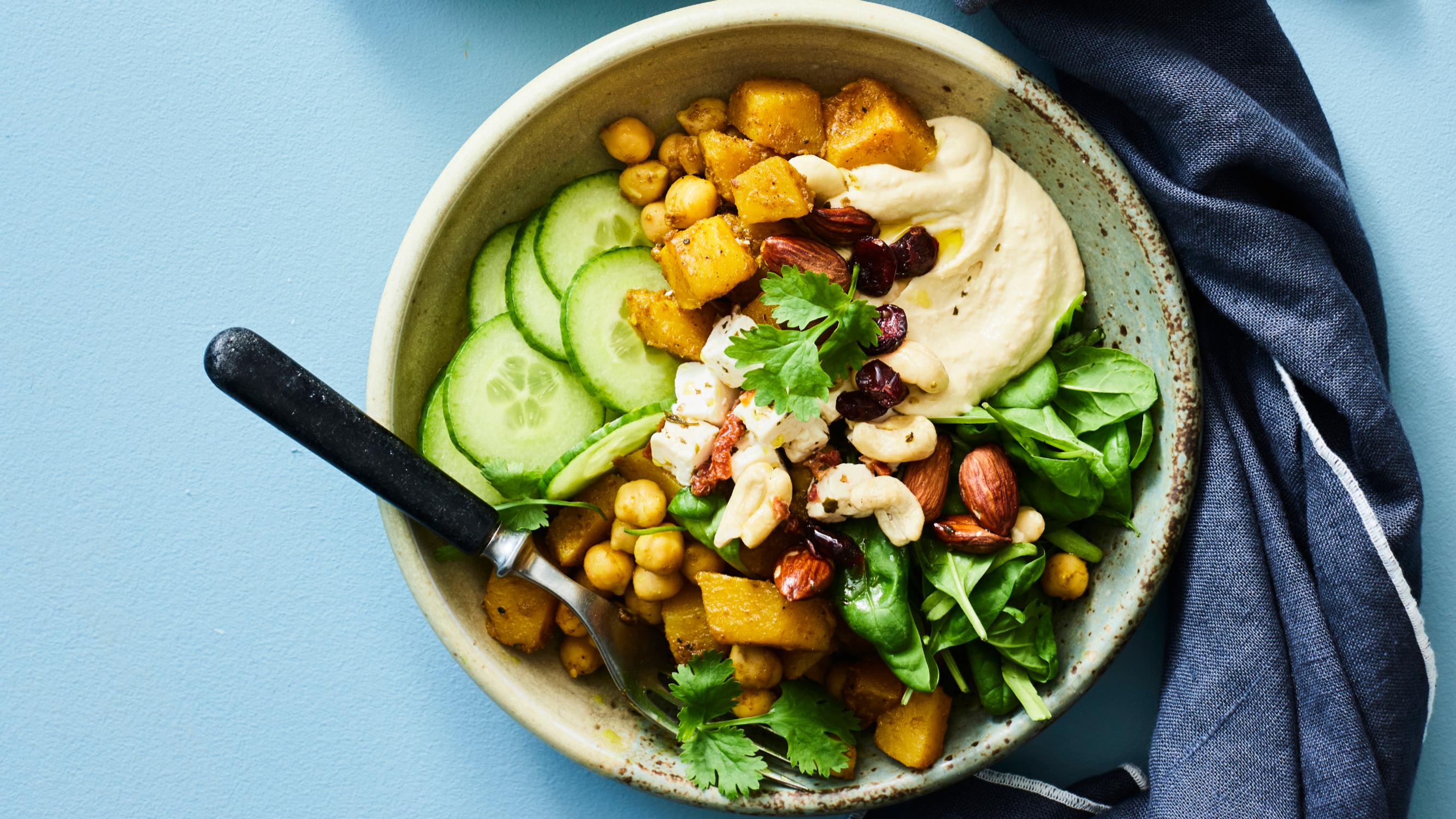 Kurpitsasta, kikherneistä ja fetasta syntyy herkullinen salaattikulho – pieneksi kuutioitu myskikurpitsa paistuu pannulla 10 minuutissa!