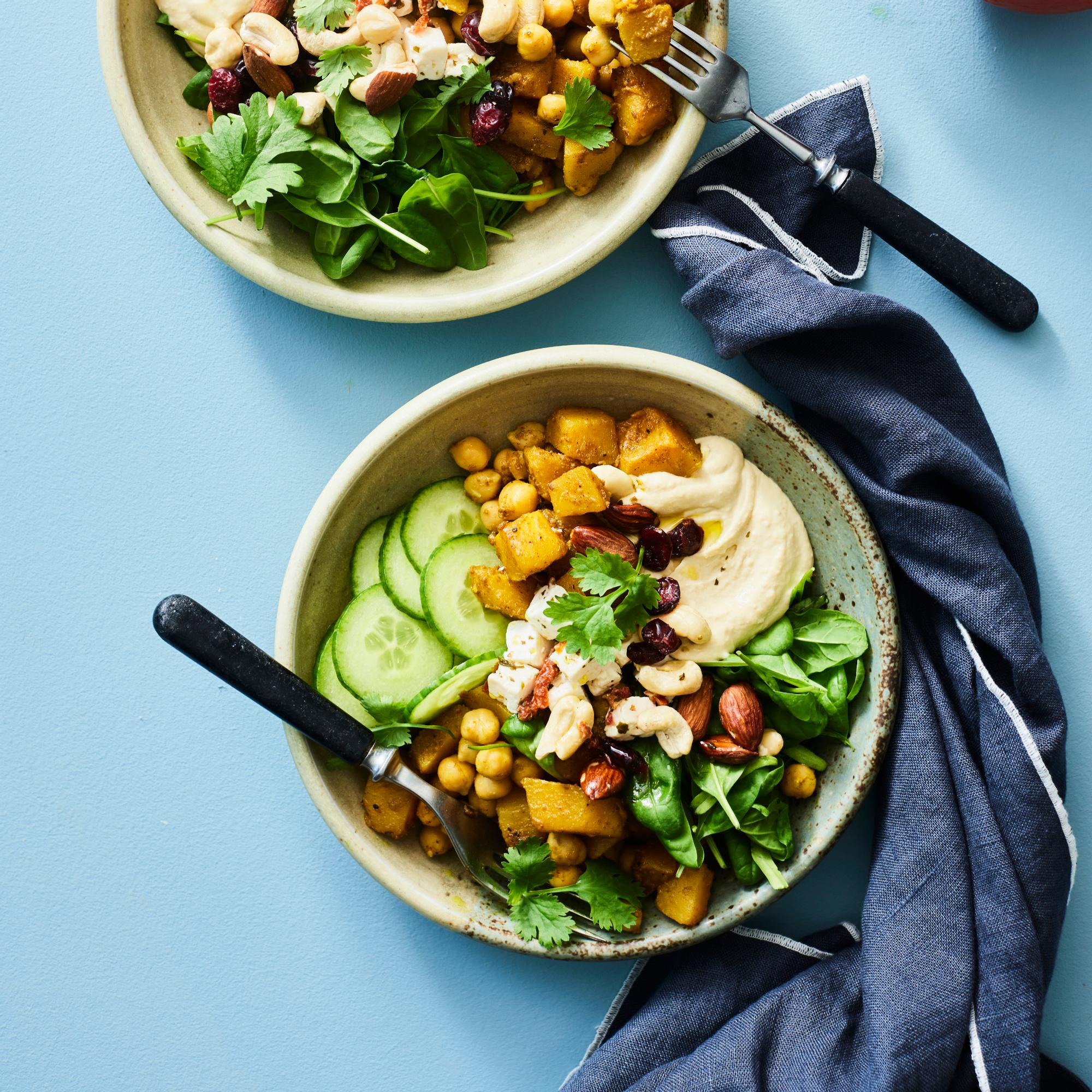 Kurpitsasta, kikherneistä ja fetasta syntyy herkullinen salaattikulho – pieneksi kuutioitu myskikurpitsa paistuu pannulla 10 minuutissa!