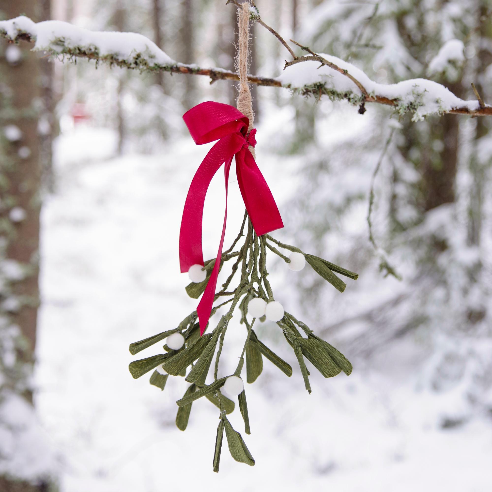 Pusu mistelin alla! Askartele kreppipaperista aidon näköinen misteli, joka ei lakastu koskaan