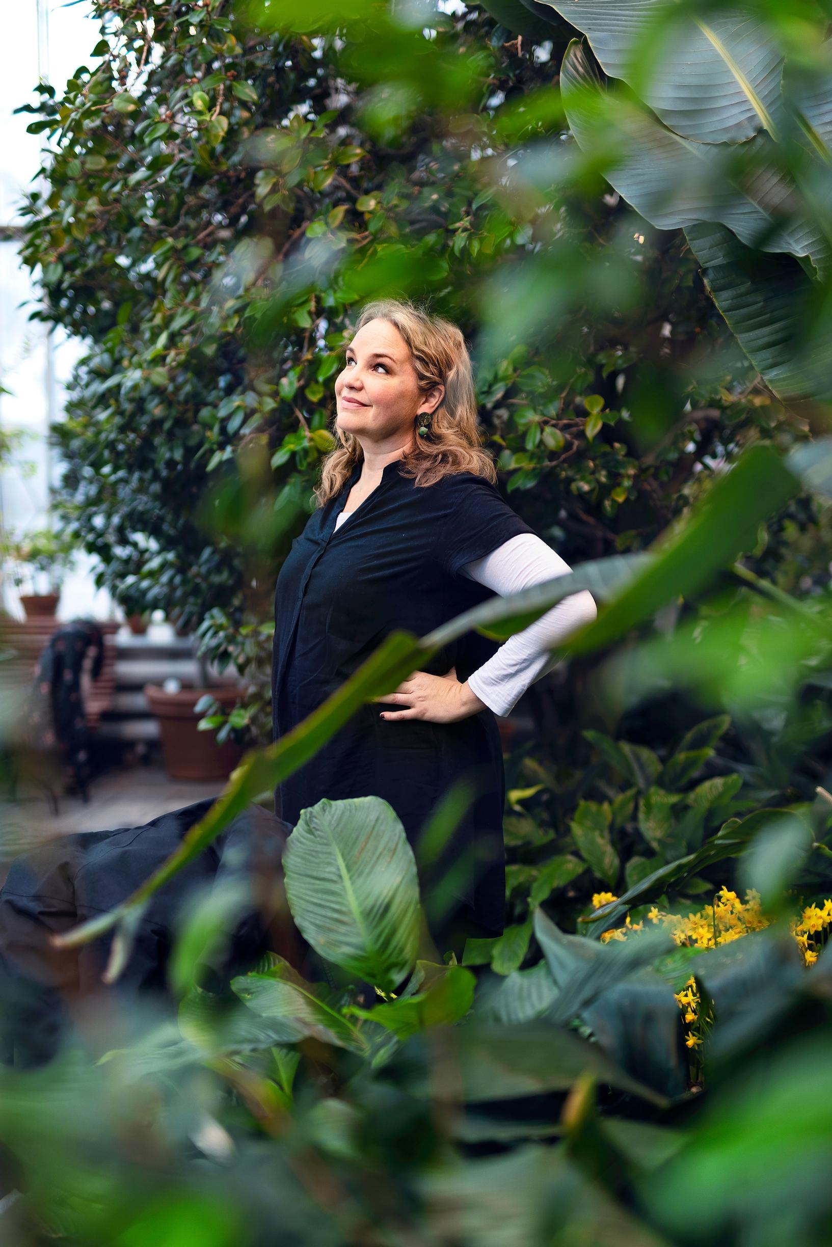Emmy Abrahamson katsoo kaukaisuuteen talvipuutarhassa