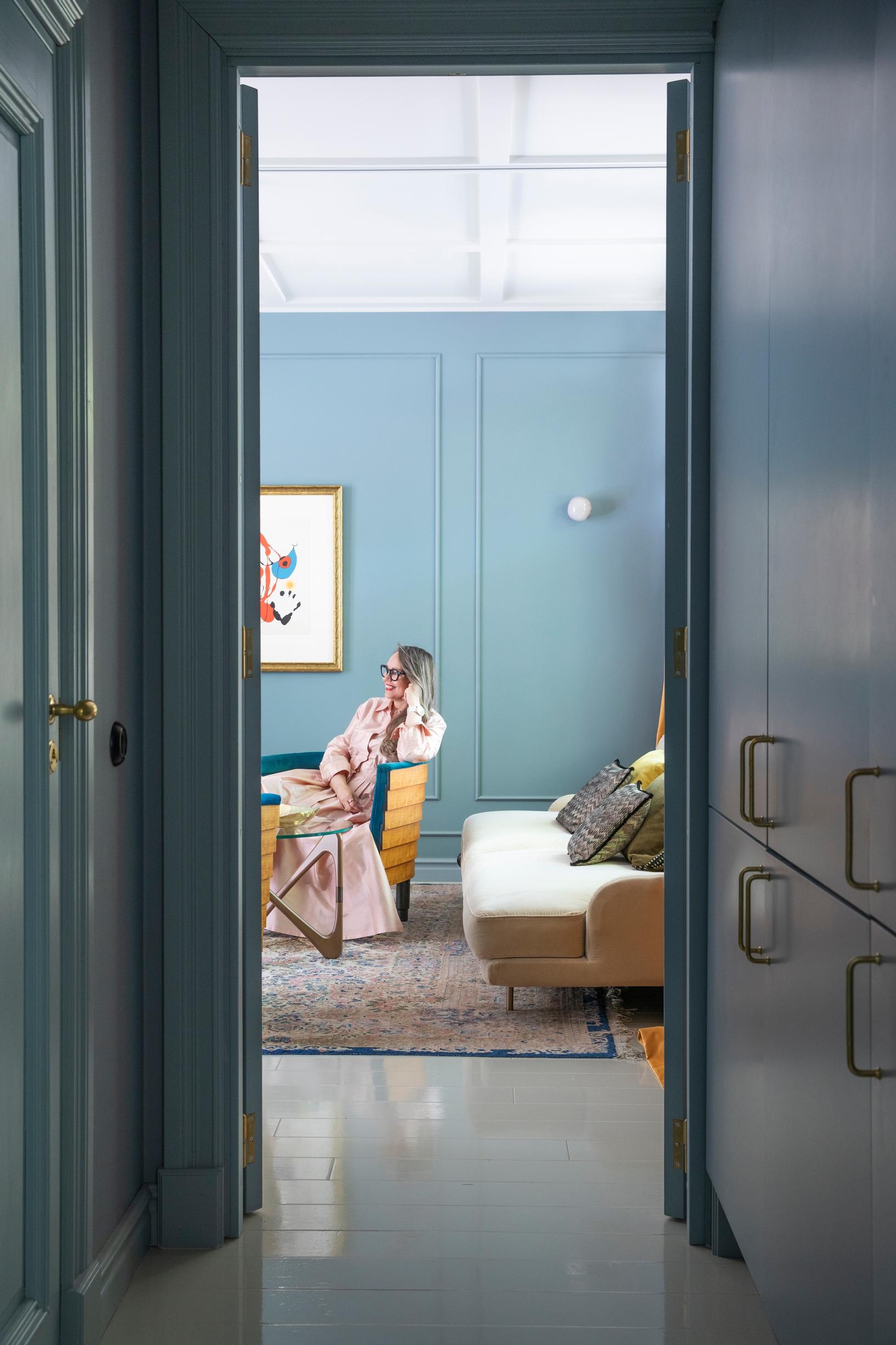Sini Norta hotellityylin mukaisesti yhdellä sävyllä maalatussa huoneistossaan.
