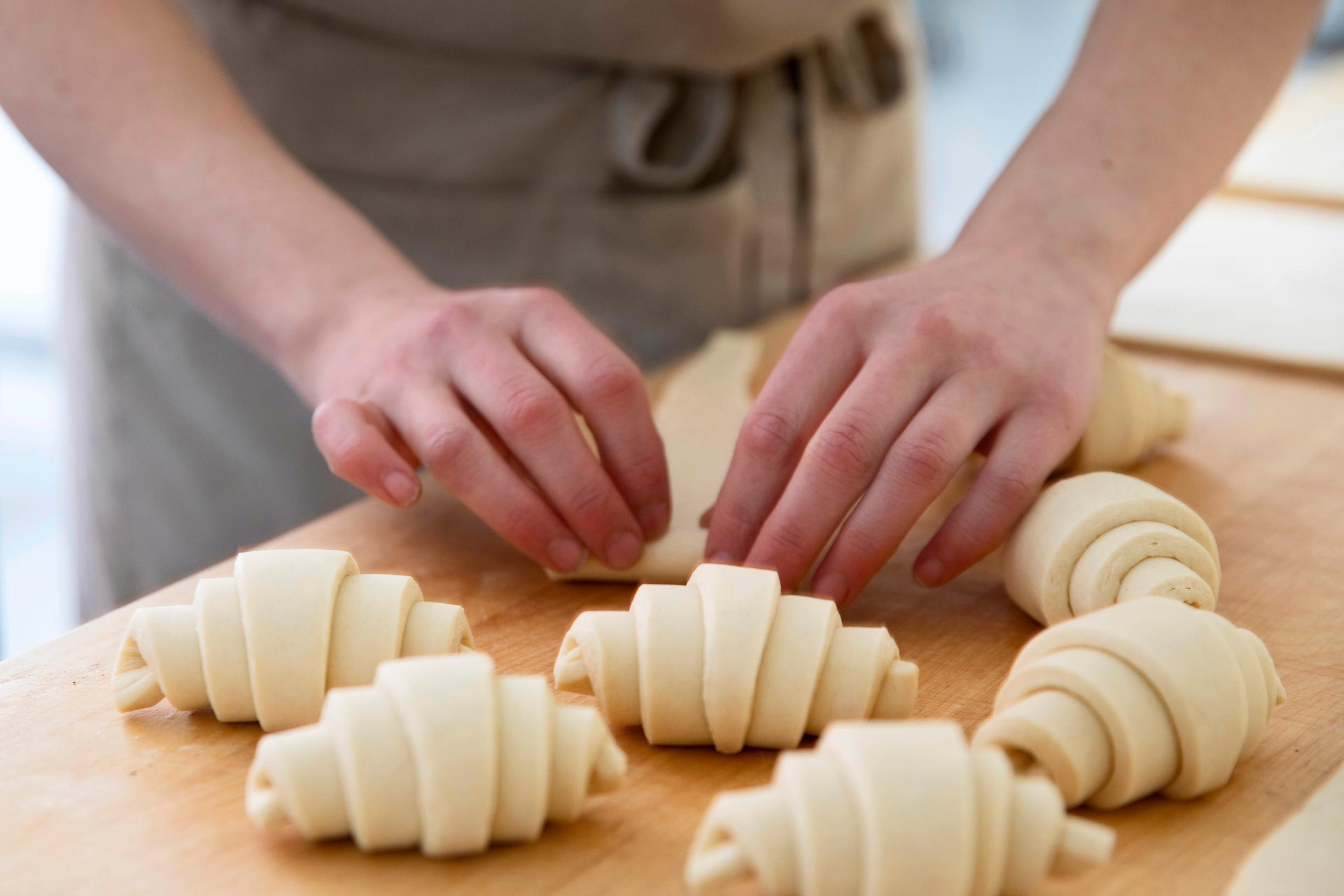 Juureen leivotut croissantit