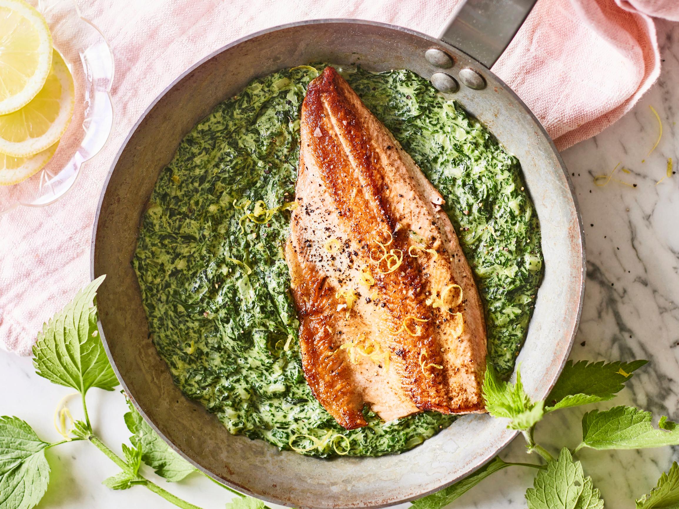 Kermaan muhennettu nokkonen on alkukesän ihanin lisuke paistetulle kalalle ja uuden sadon perunoille!