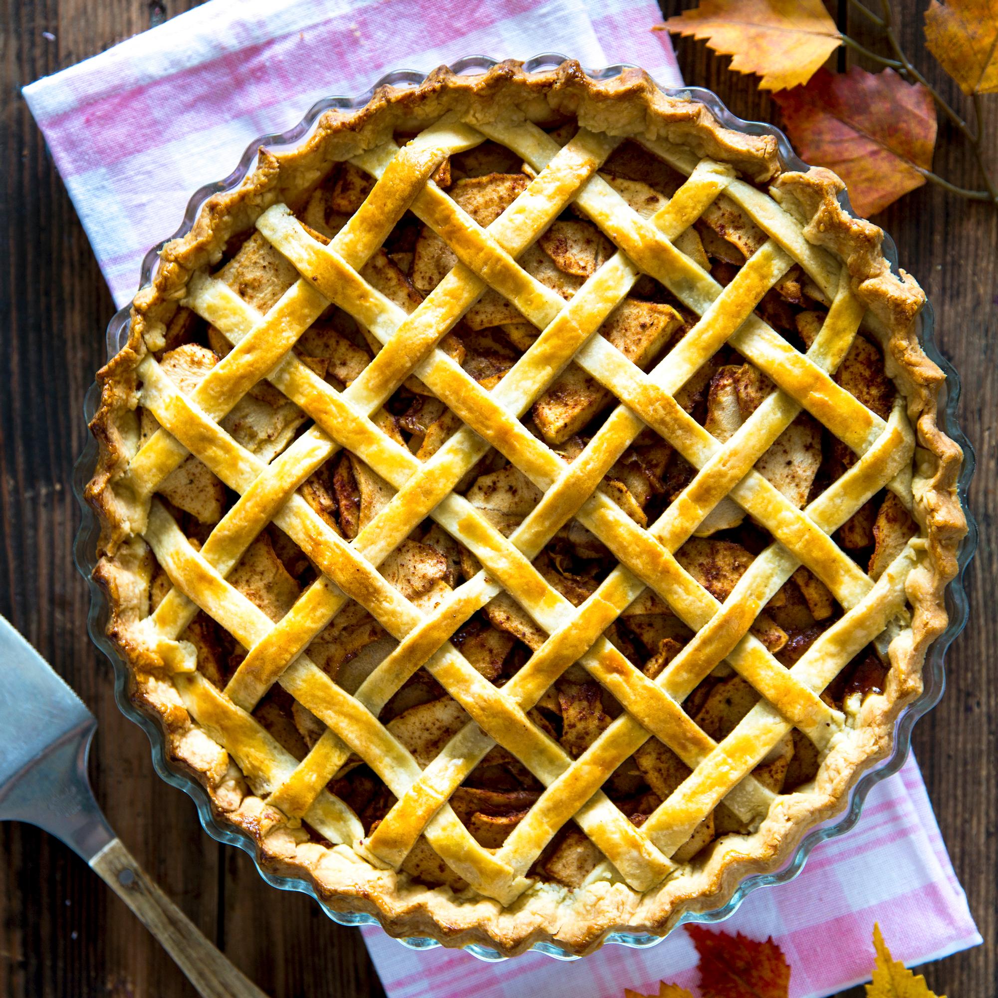 Apple pie Kinuskikissan tapaan – amerikkalaisen klassikkopiirakan kuoren alla odottaa runsas omenatäyte
