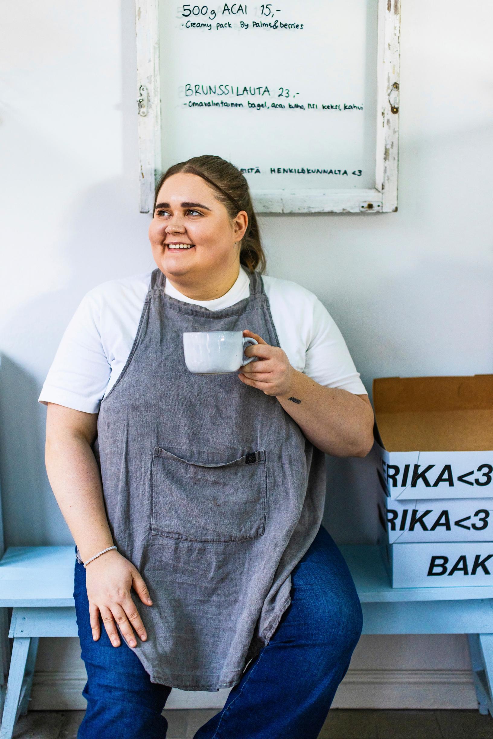 Erika Poussa Bakerika's-kahvilassaan