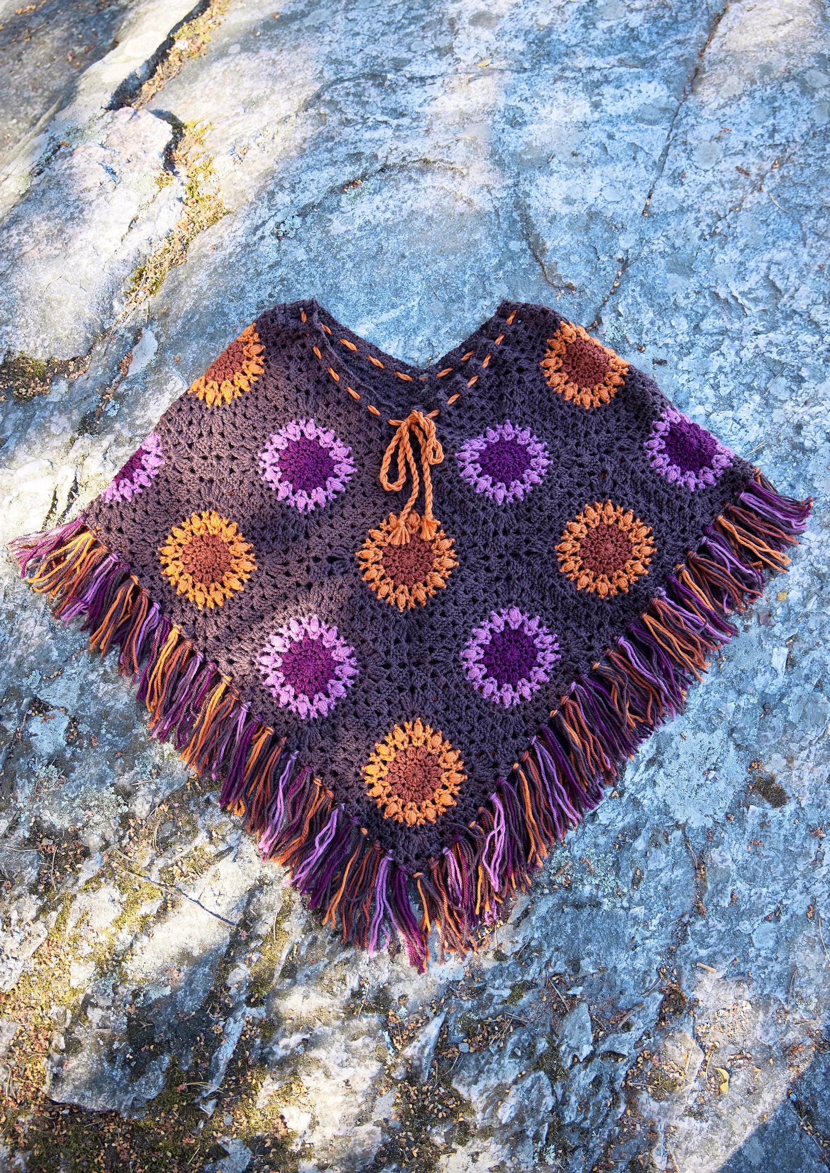 Virkattu poncho moderneista isoäidinneliöistä