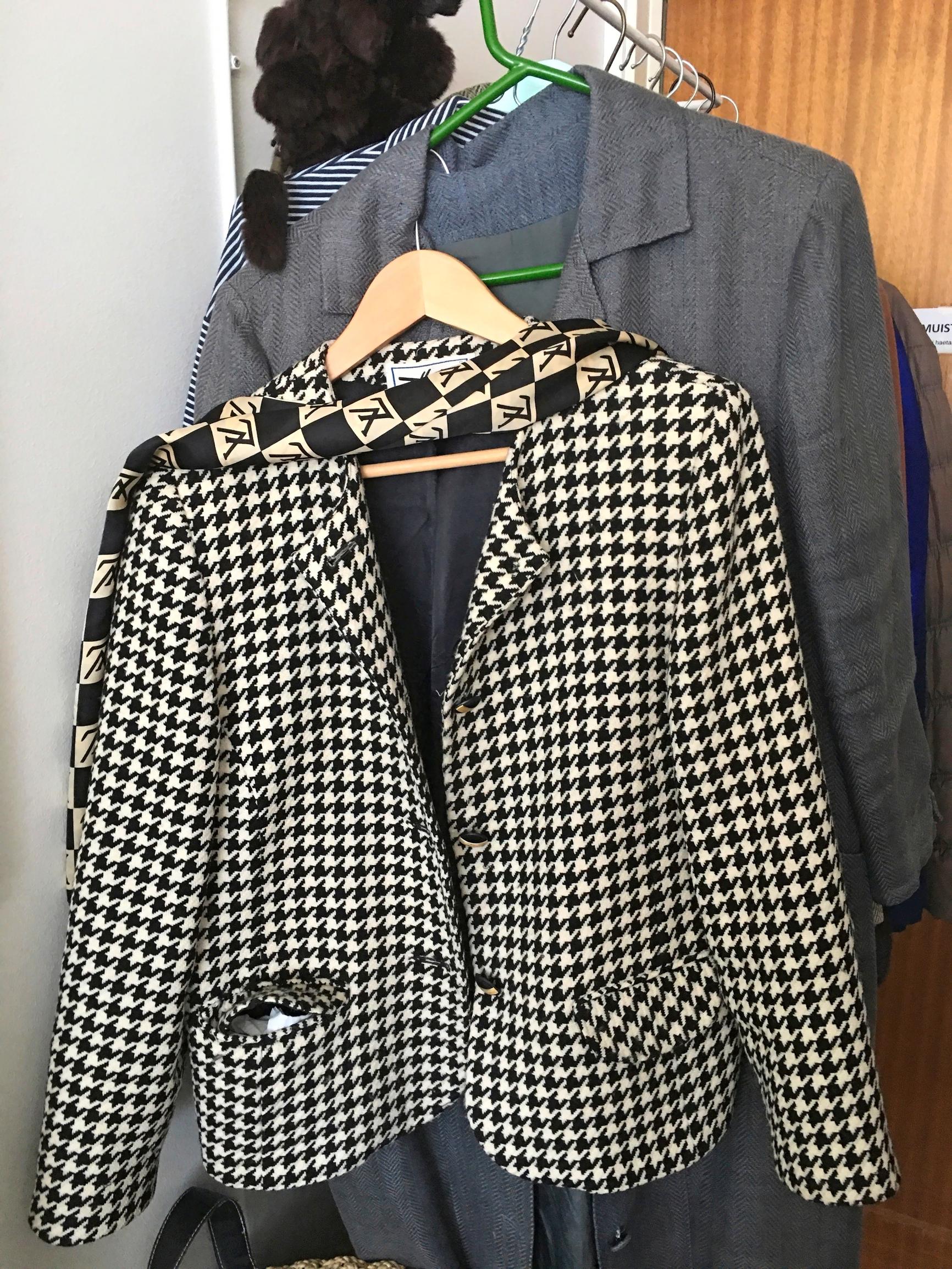 Jakkuja roikkumassa henkareilla