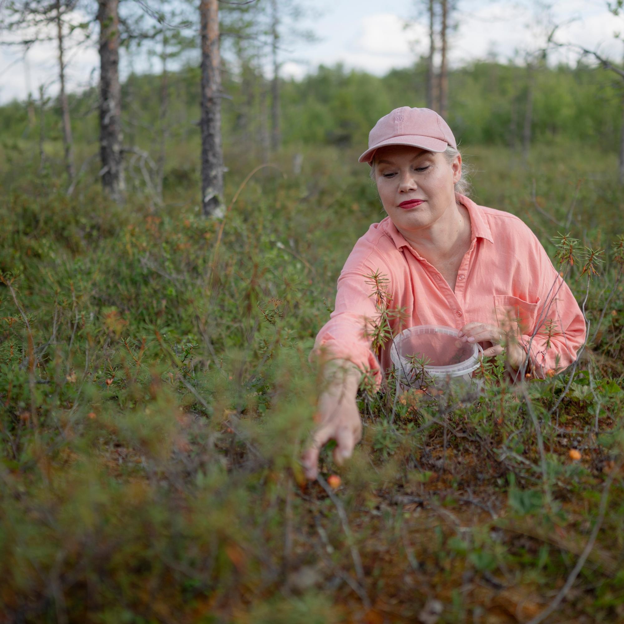 Minna Rytisalolla on marjoille kolme pakastinta ja ämpäreille juuri sopiva auto – ”Metsässä olen osa ugrilaisten esiäitieni ketjua”