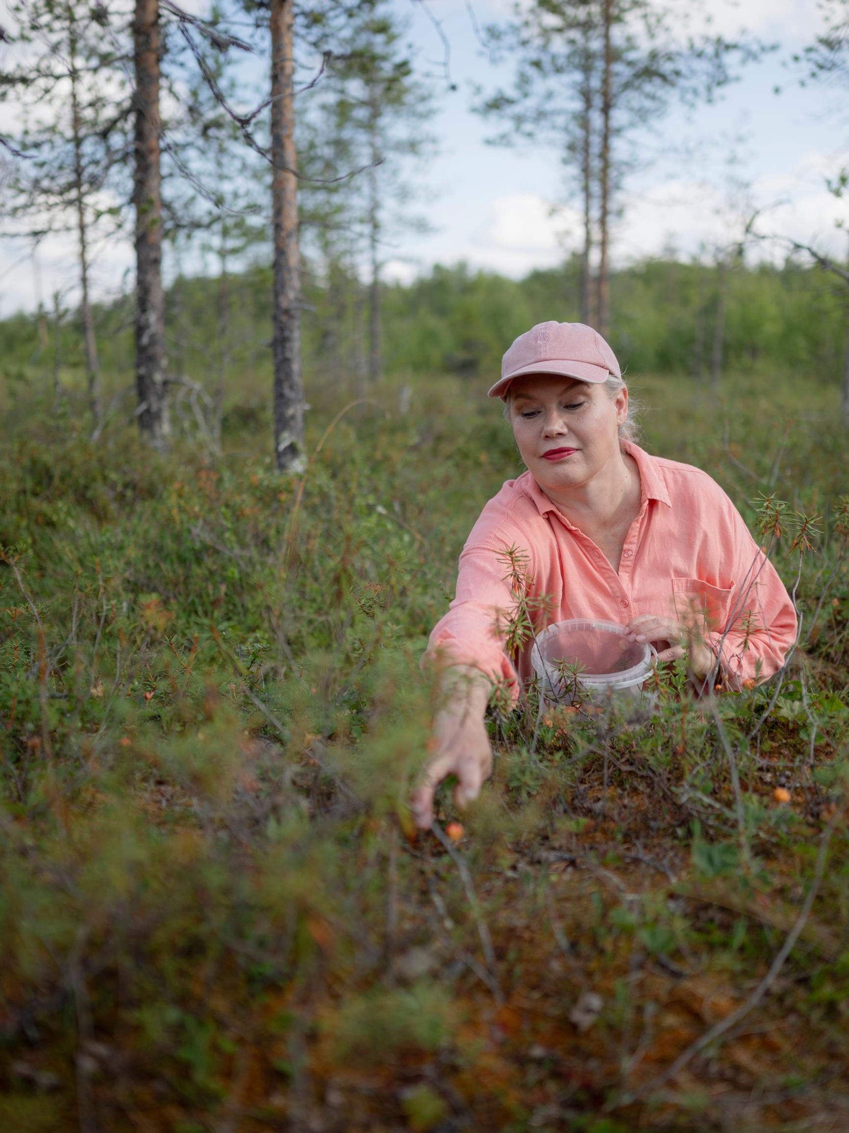 Minna Rytisalolla on marjoille kolme pakastinta ja ämpäreille juuri sopiva auto – ”Metsässä olen osa ugrilaisten esiäitieni ketjua”