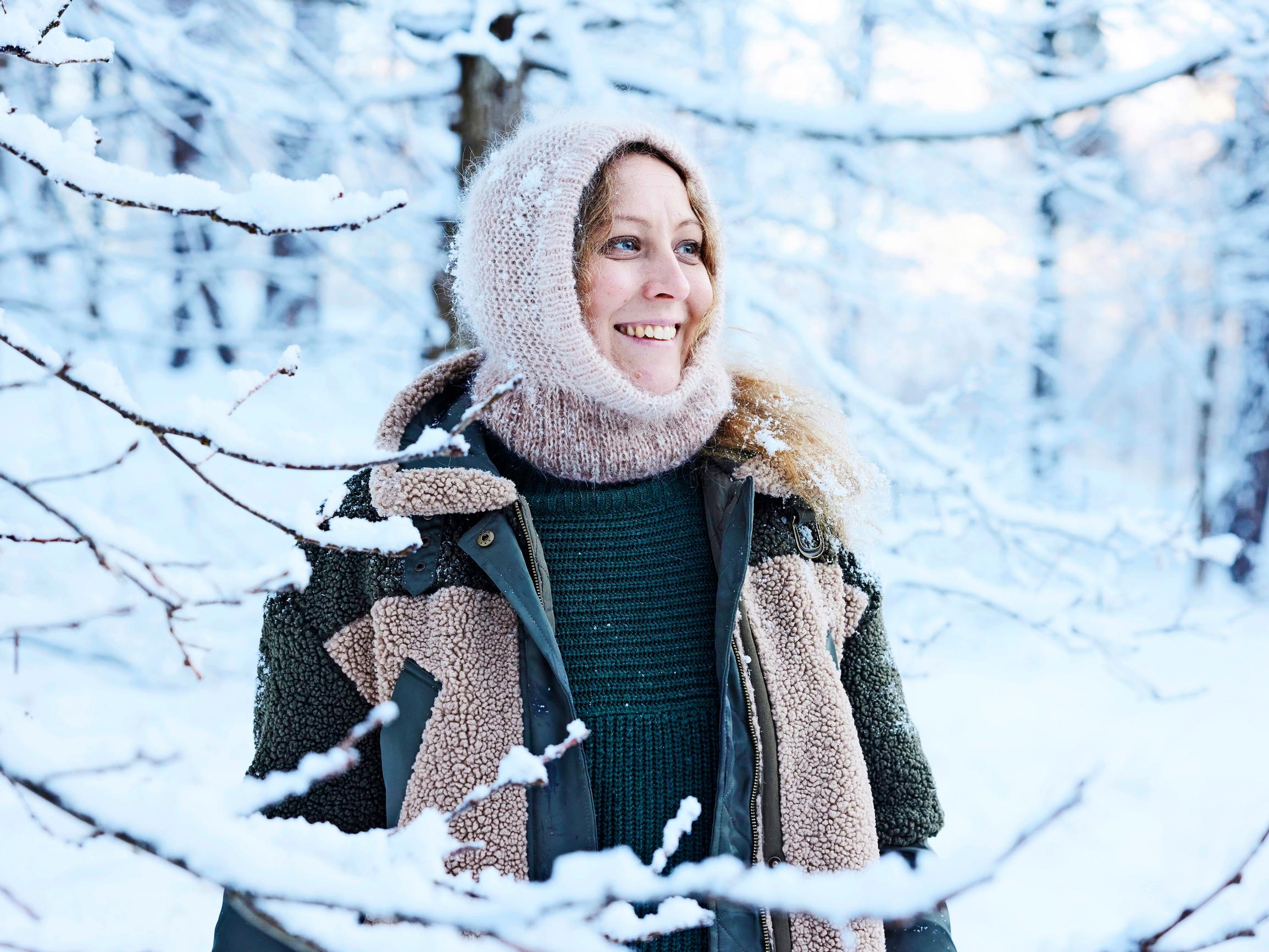 Balaclava-neulehuppu pitää kaulan ja niskan lämpimänä – nappaa ohje ja neulo omasi mohairlangan jämistä