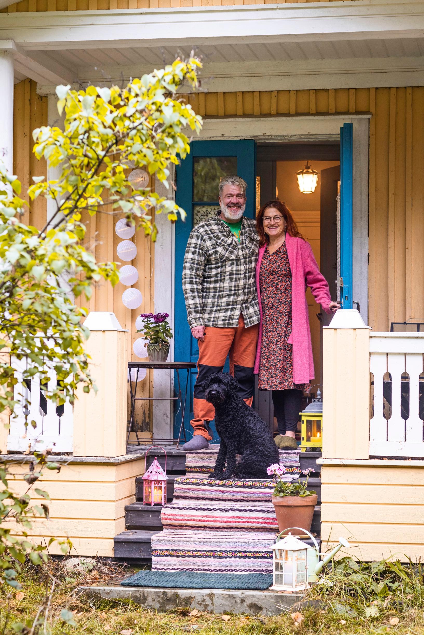 Ilkka Peräoja ja Arja Heinilä talonsa rappusilla