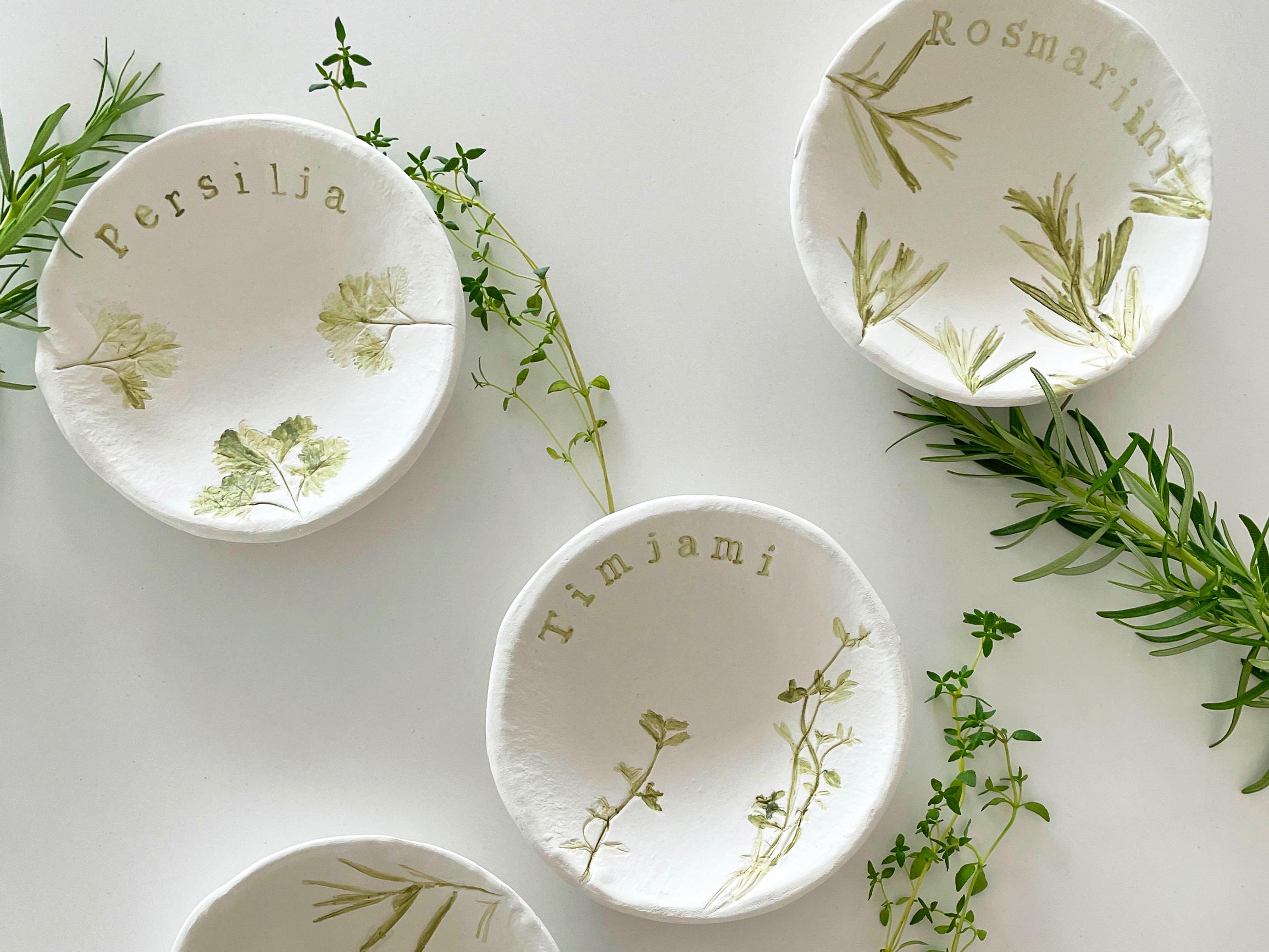 Yrttilautaset ilmakuivuvasta savesta – kuvioi pikkulautaset koristeellisiksi tuoreilla yrteillä