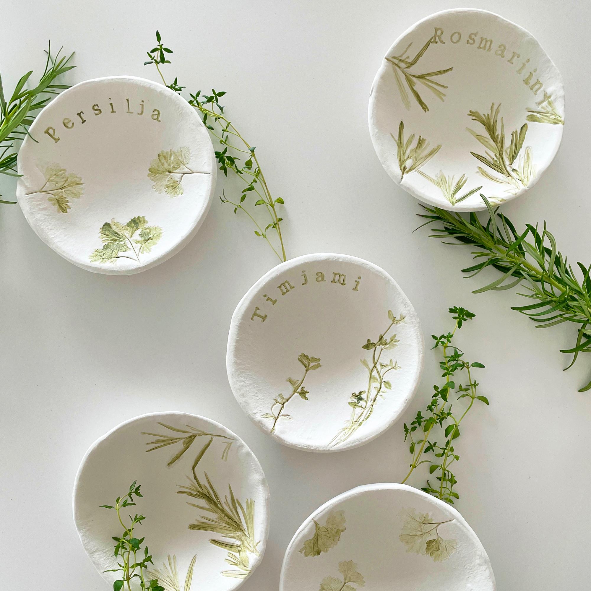 Yrttilautaset ilmakuivuvasta savesta – kuvioi pikkulautaset koristeellisiksi tuoreilla yrteillä