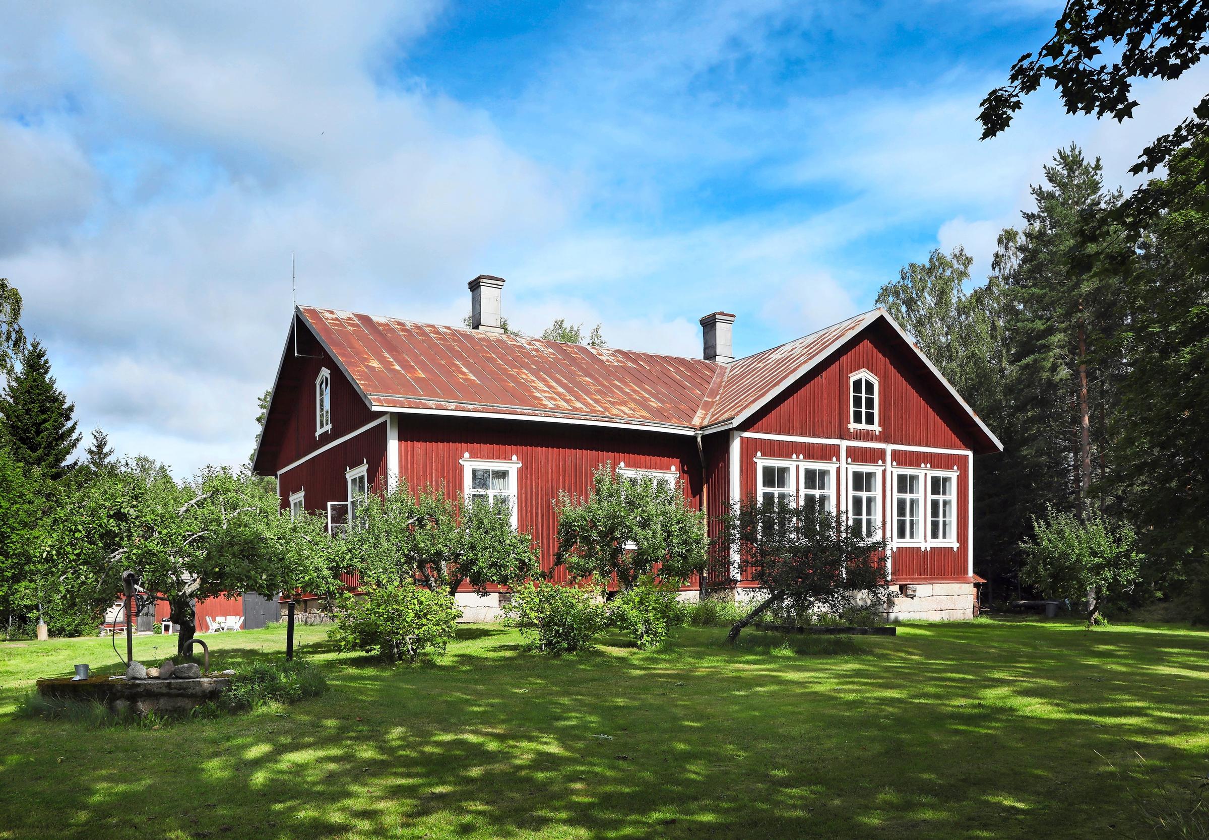Vanha punainen koulurakennus ulkoa