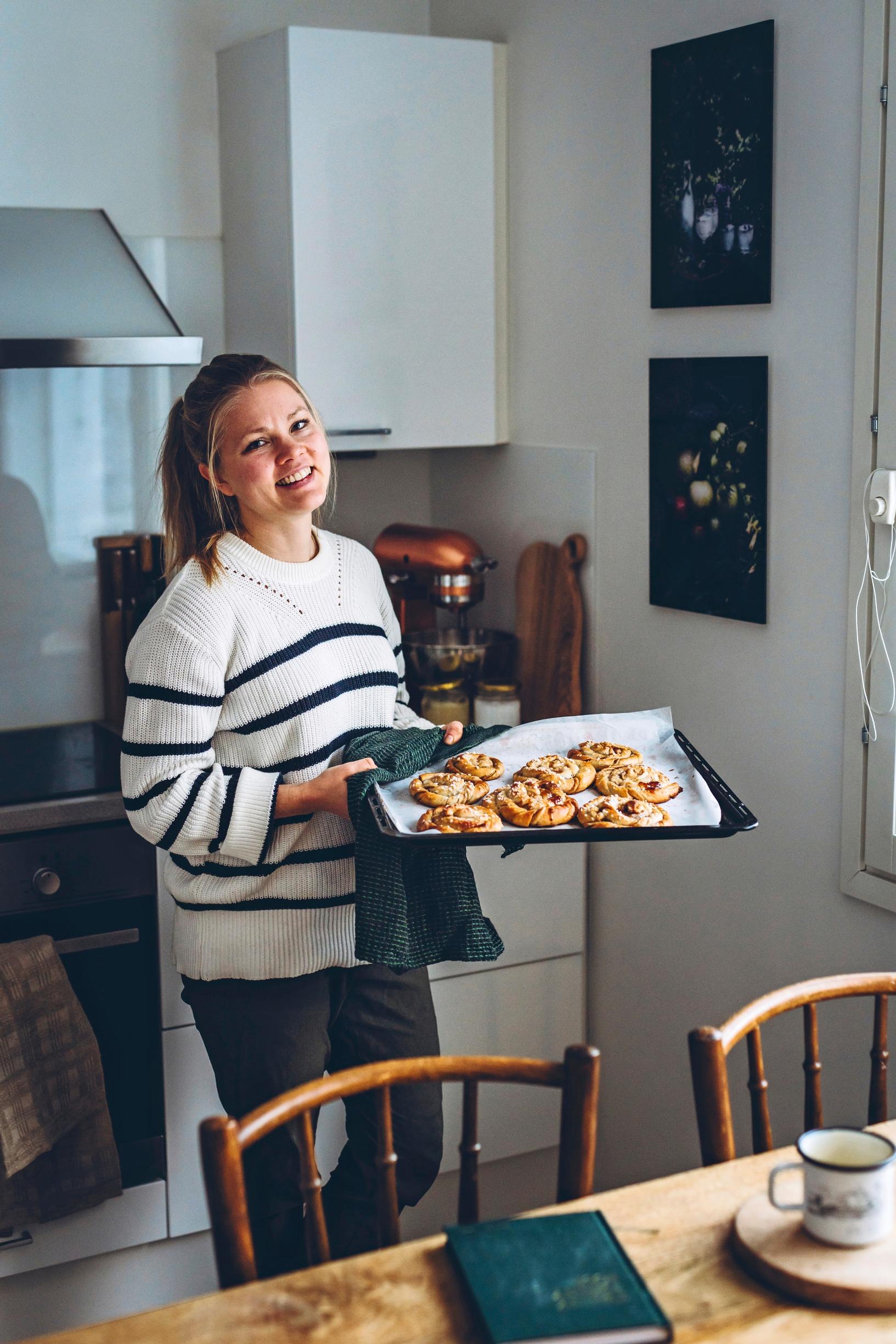 Saara Atula keittiössään