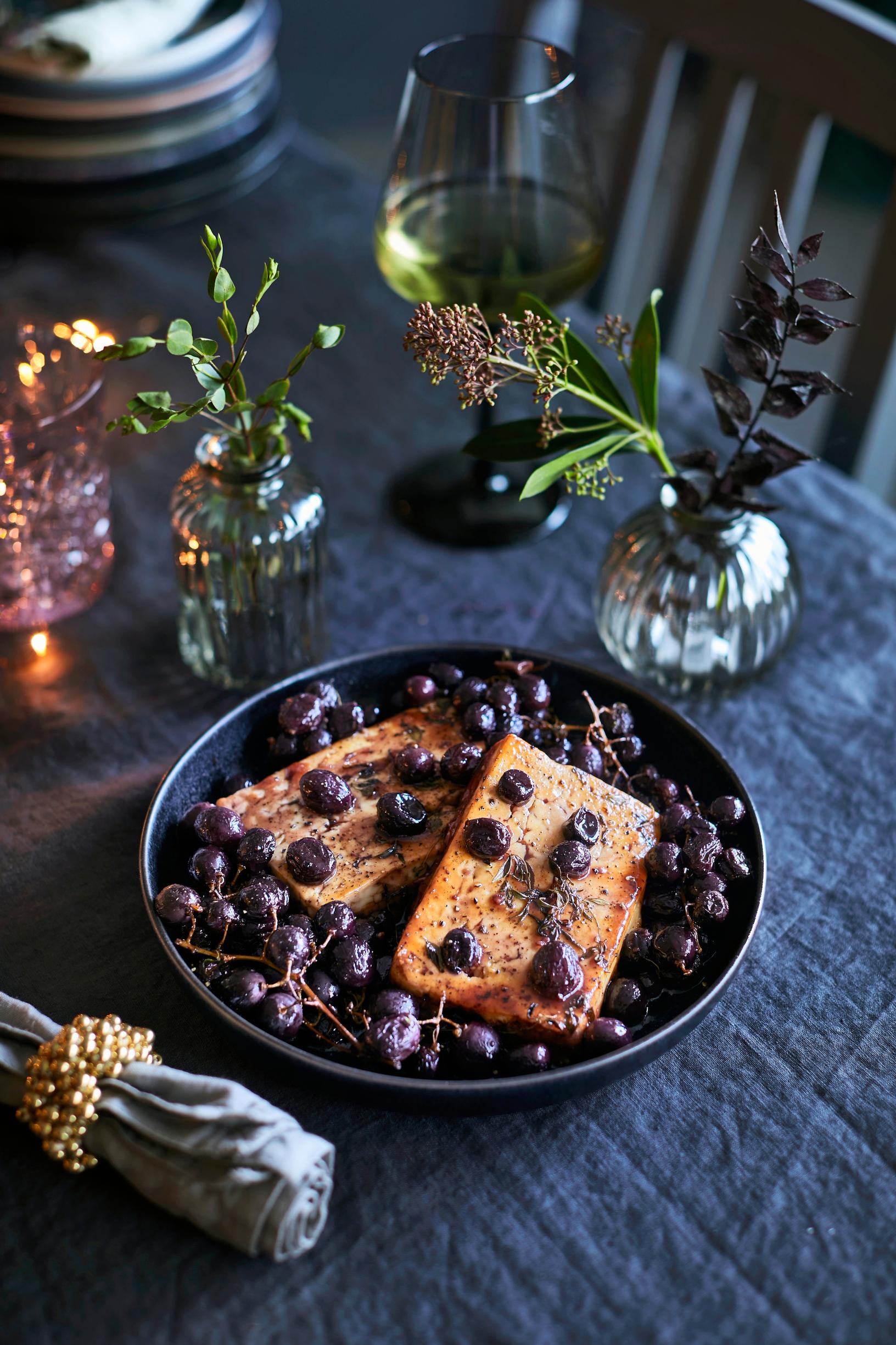 Paahdetut makeat rypäleet ja suolainen feta ovat täydellinen makupari.