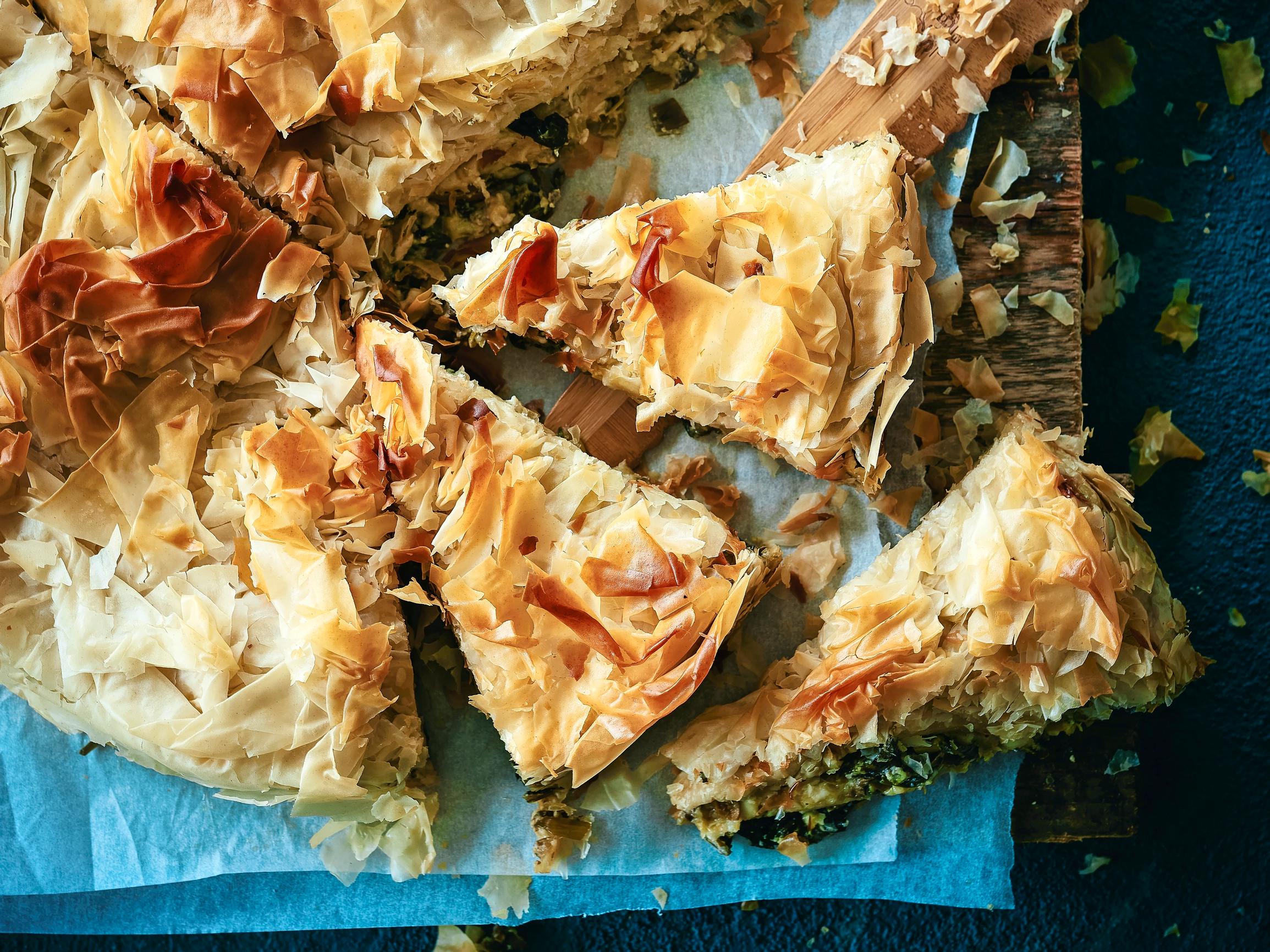 Suppilovahveropiirakka kannattaa tehdä filotaikinasta! Rapeat kerrokset kätkevät sisäänsä mehukkaan täytteen