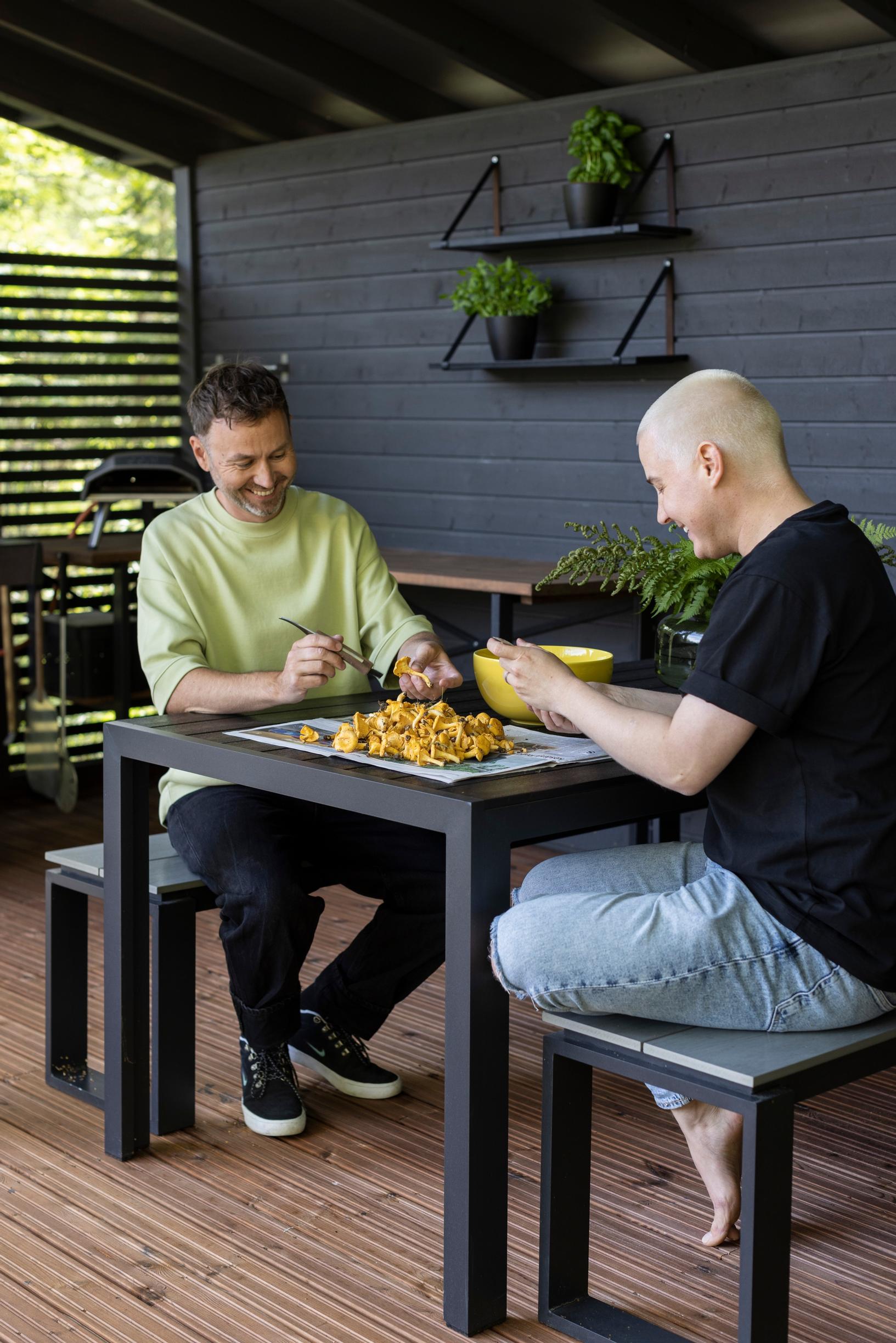 Mikko ja Kimmo perkaavat kantarelleja