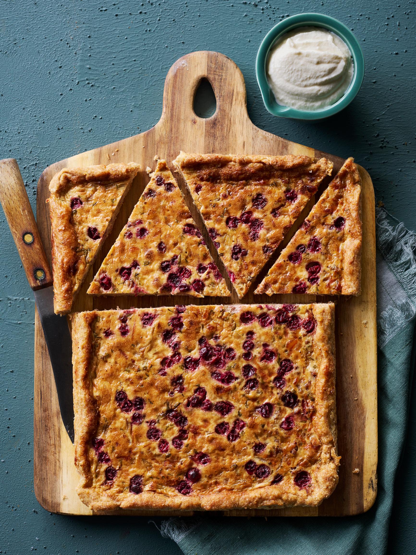 Poropiirakka – pellillinen mehevän ruokaisaa piirakkaa sopii arkeen ja juhlaan