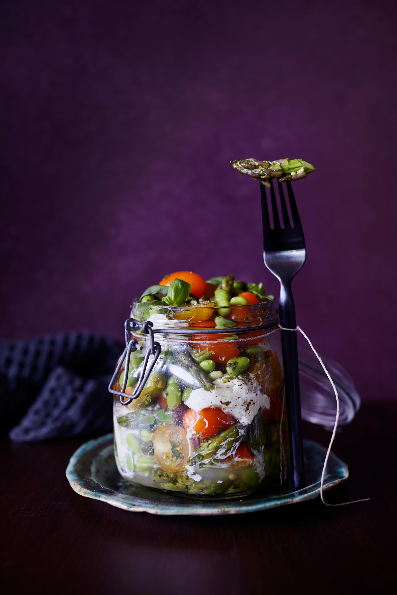 Italialainen klassikko uudella tavalla! Täydennä keväinen caprese-salaatti parsalla ja pavuilla