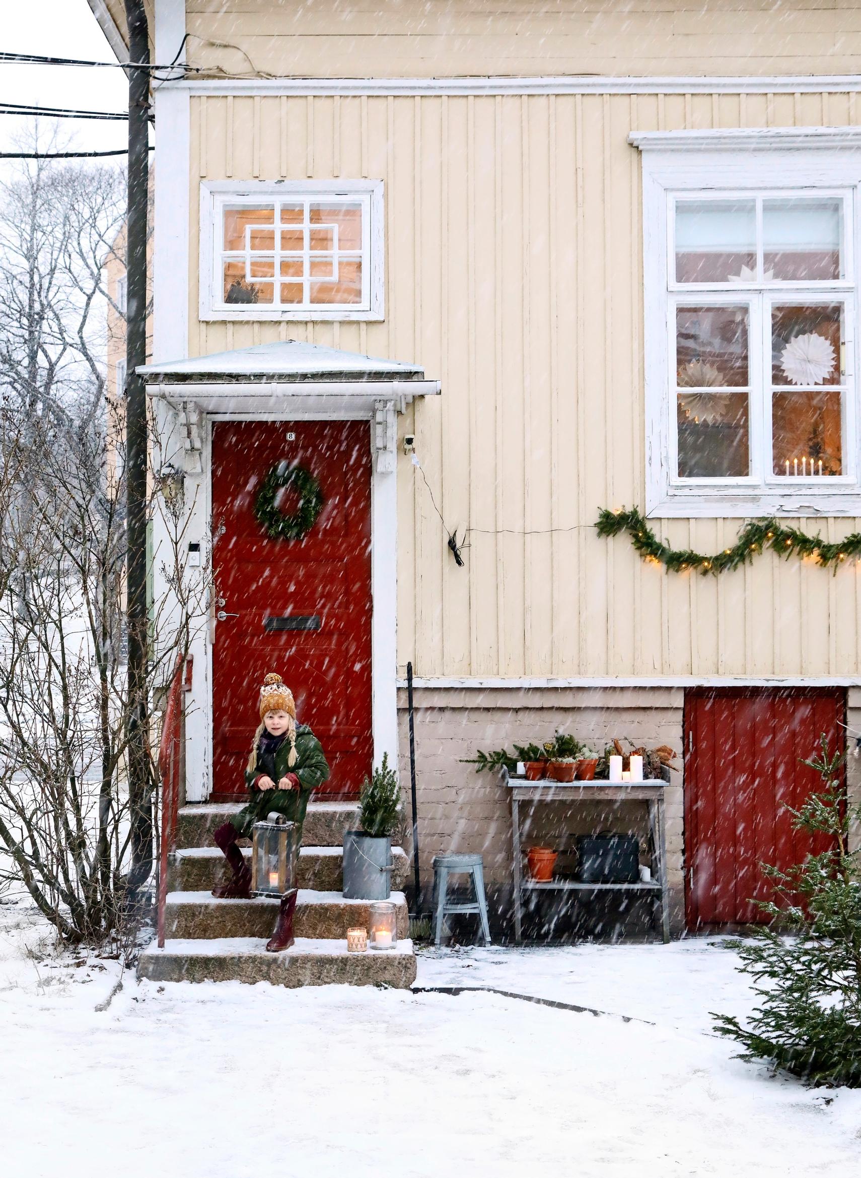 Helmi-tytär kotitalon rappusilla