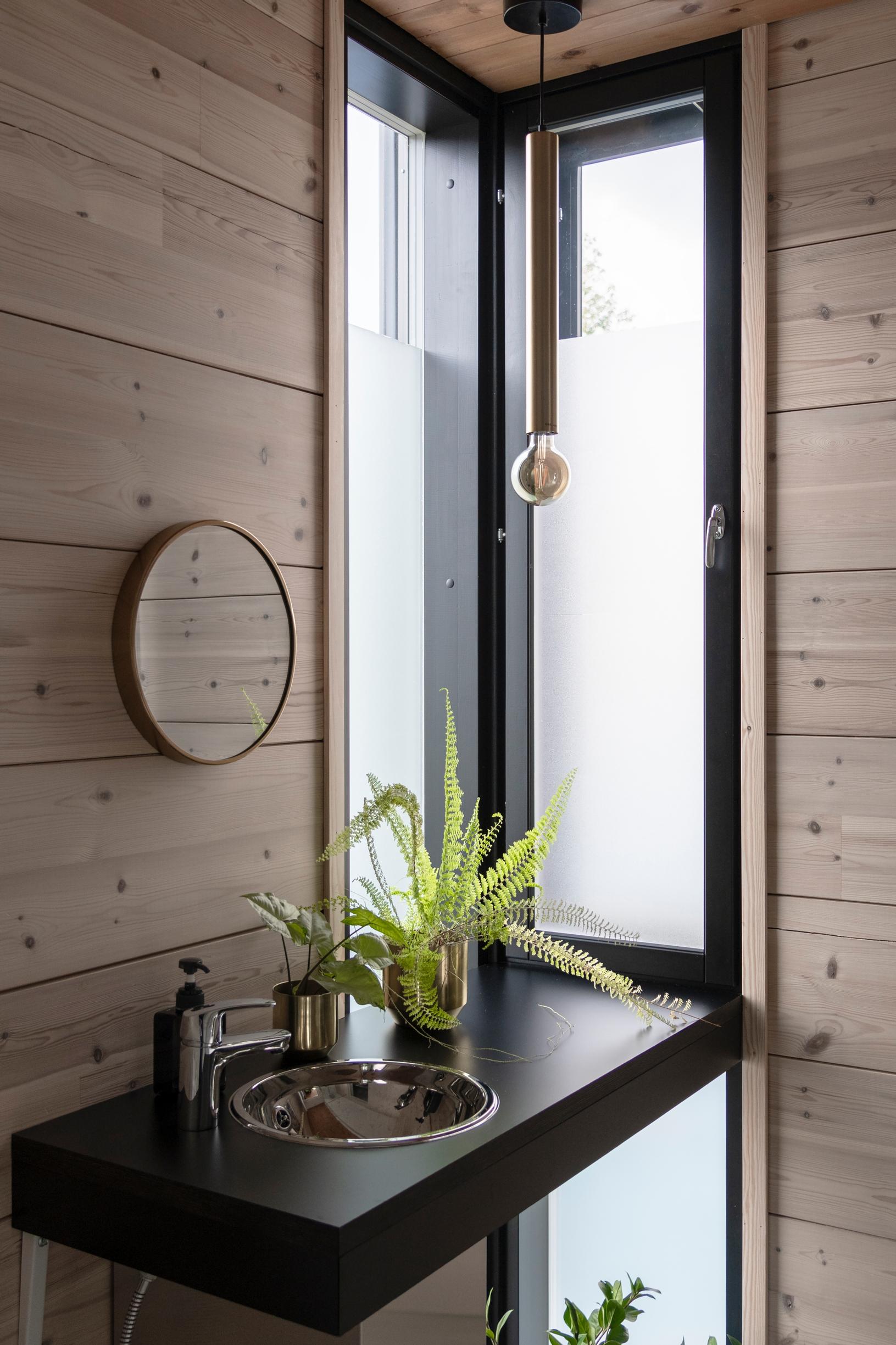 Wc:n lavuaari ikkunan edessä
