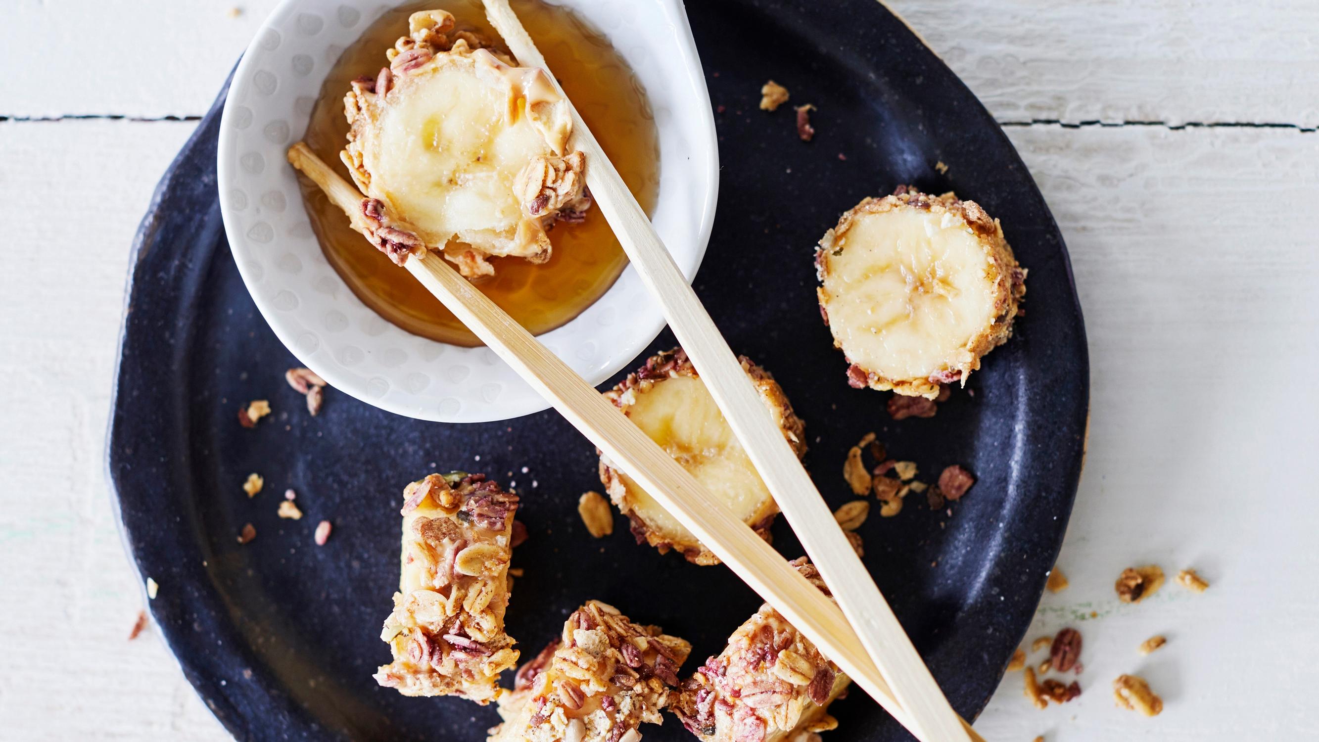 Banaanisushi – kuorruta banskuviipaleet granolalla ja dippaa vaahterasiirappiin sushin tapaan