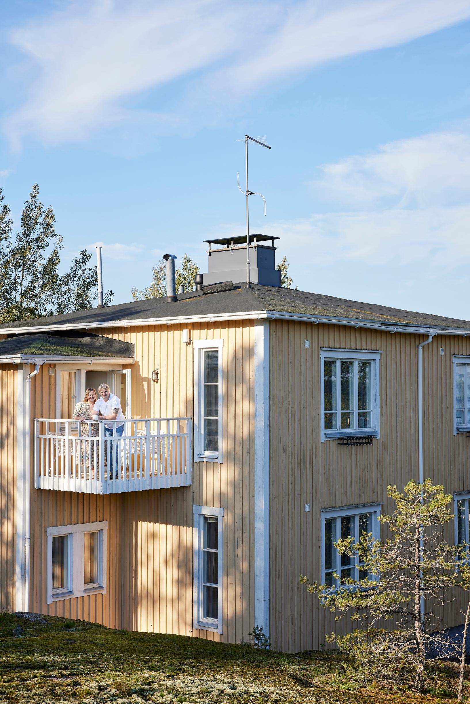 Keltainen puutalo Helsingin Jollaksessa