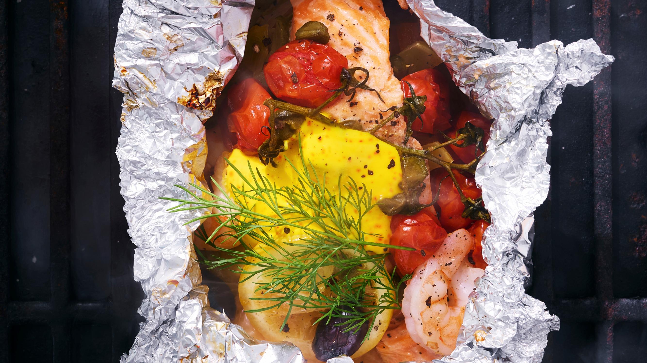 Lohiseljankanyytit –  helpoissa grillinyyteissä maistuvat klassikkokeitosta tutut tomaatti, tilli ja oliivit