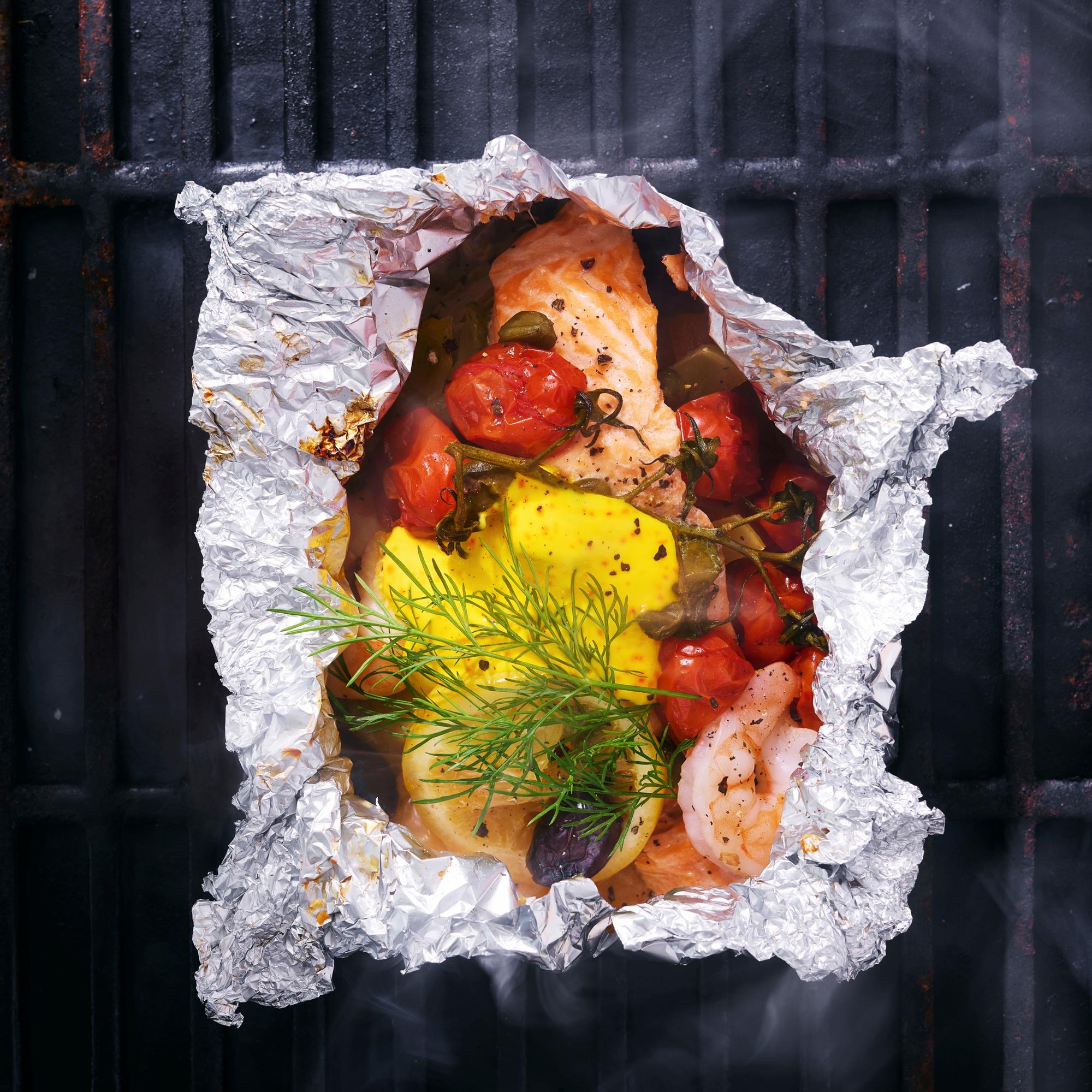Lohiseljankanyytit –  helpoissa grillinyyteissä maistuvat klassikkokeitosta tutut tomaatti, tilli ja oliivit