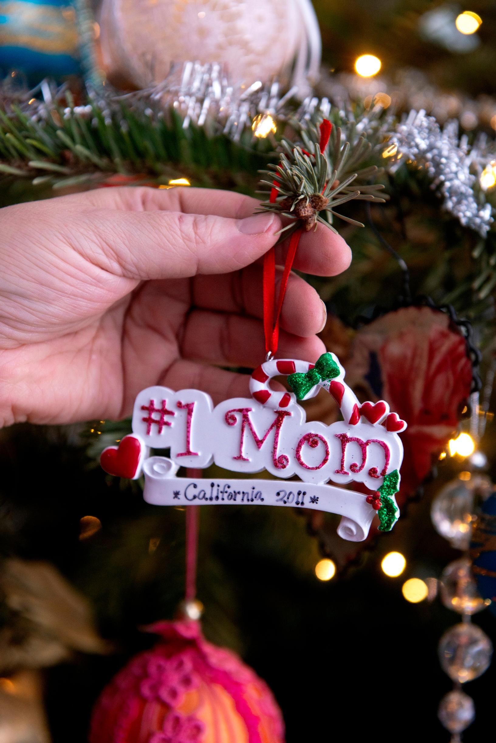 Mom-joulukoriste kuusessa