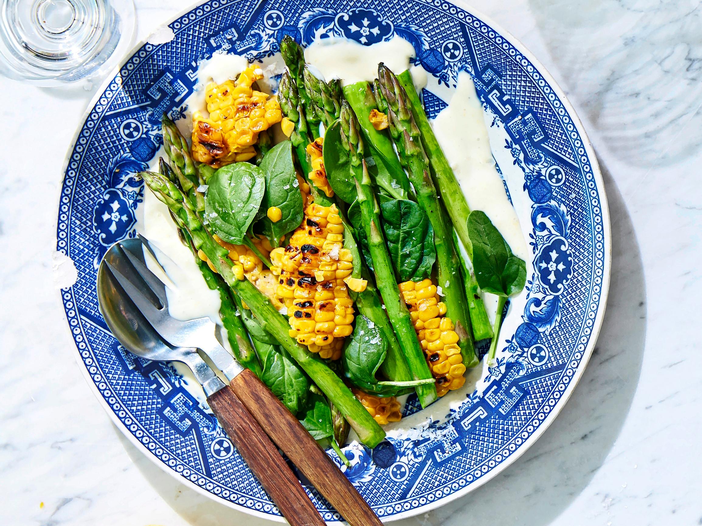 Grilliruoan ihana lisuke! Kesäiset grillikasvikset tarjotaan pirteän sitruuna-aiolin kanssa