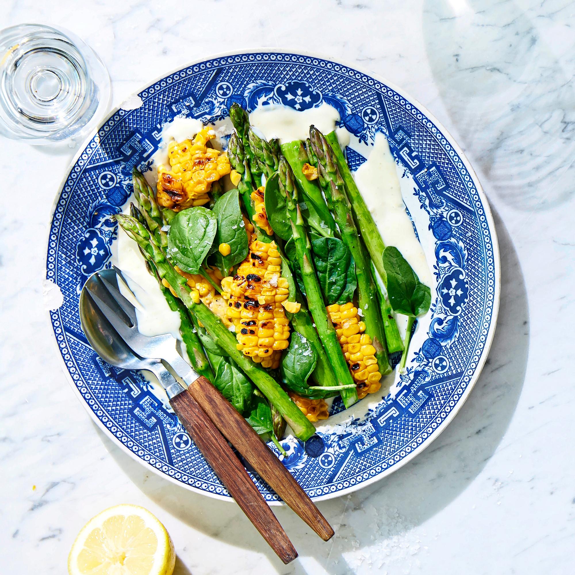 Grilliruoan ihana lisuke! Kesäiset grillikasvikset tarjotaan pirteän sitruuna-aiolin kanssa