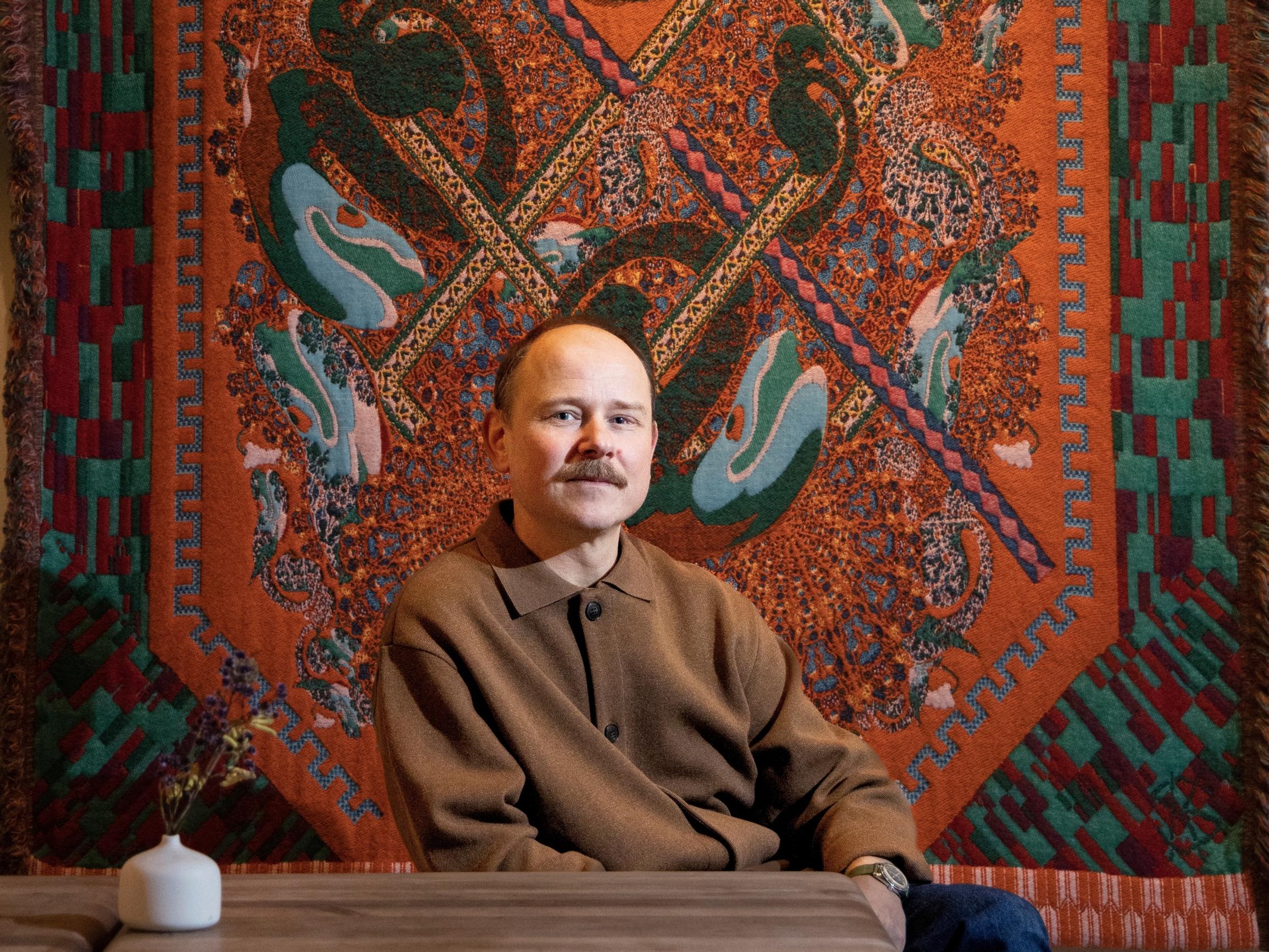 Kuvittaja Kustaa Saksi kuvaa migreenien kauneutta tekstiiliteoksissaan: ”Näkyjen maailmasta on tullut osa minua”