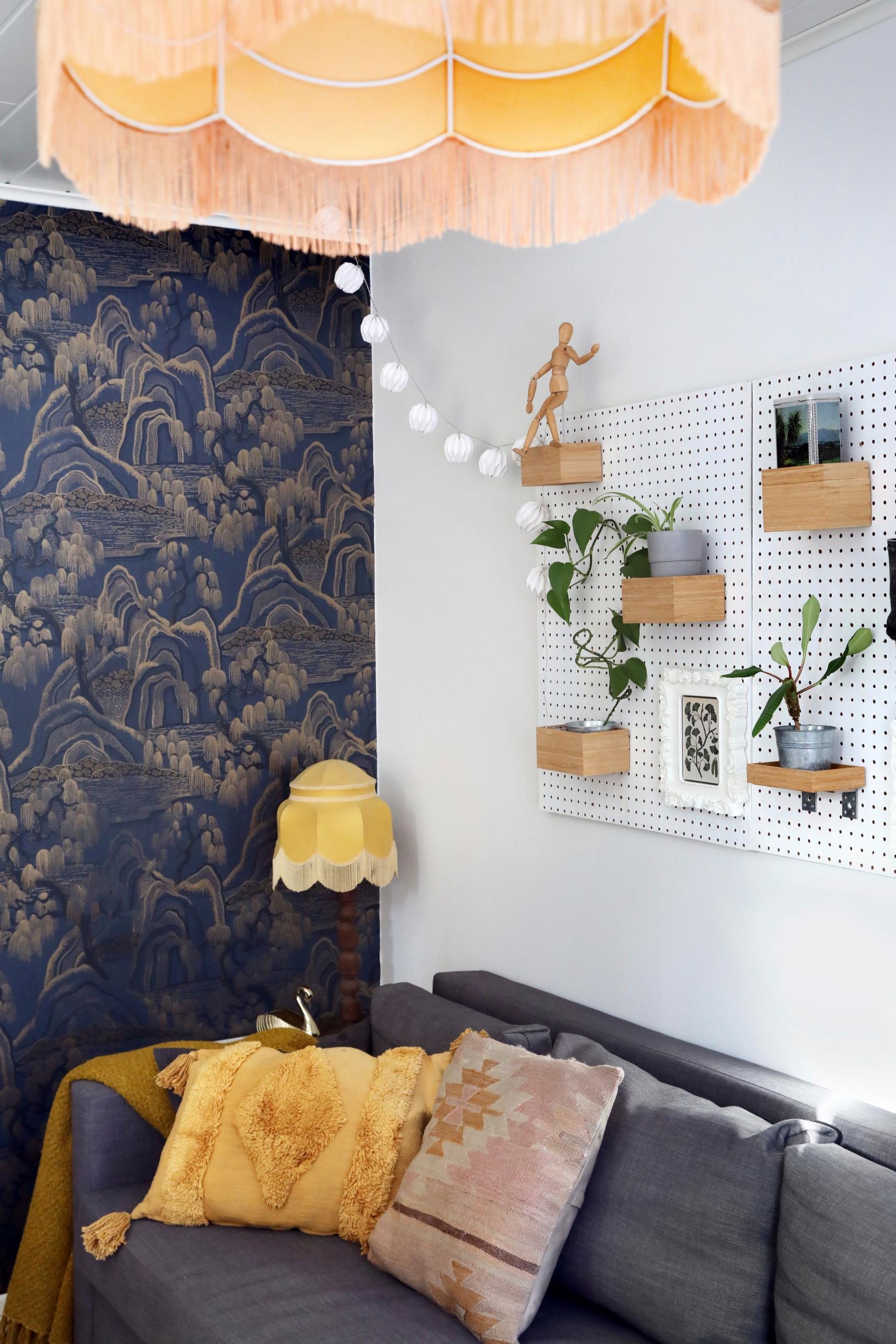 Sohva työhuoneen nurkassa