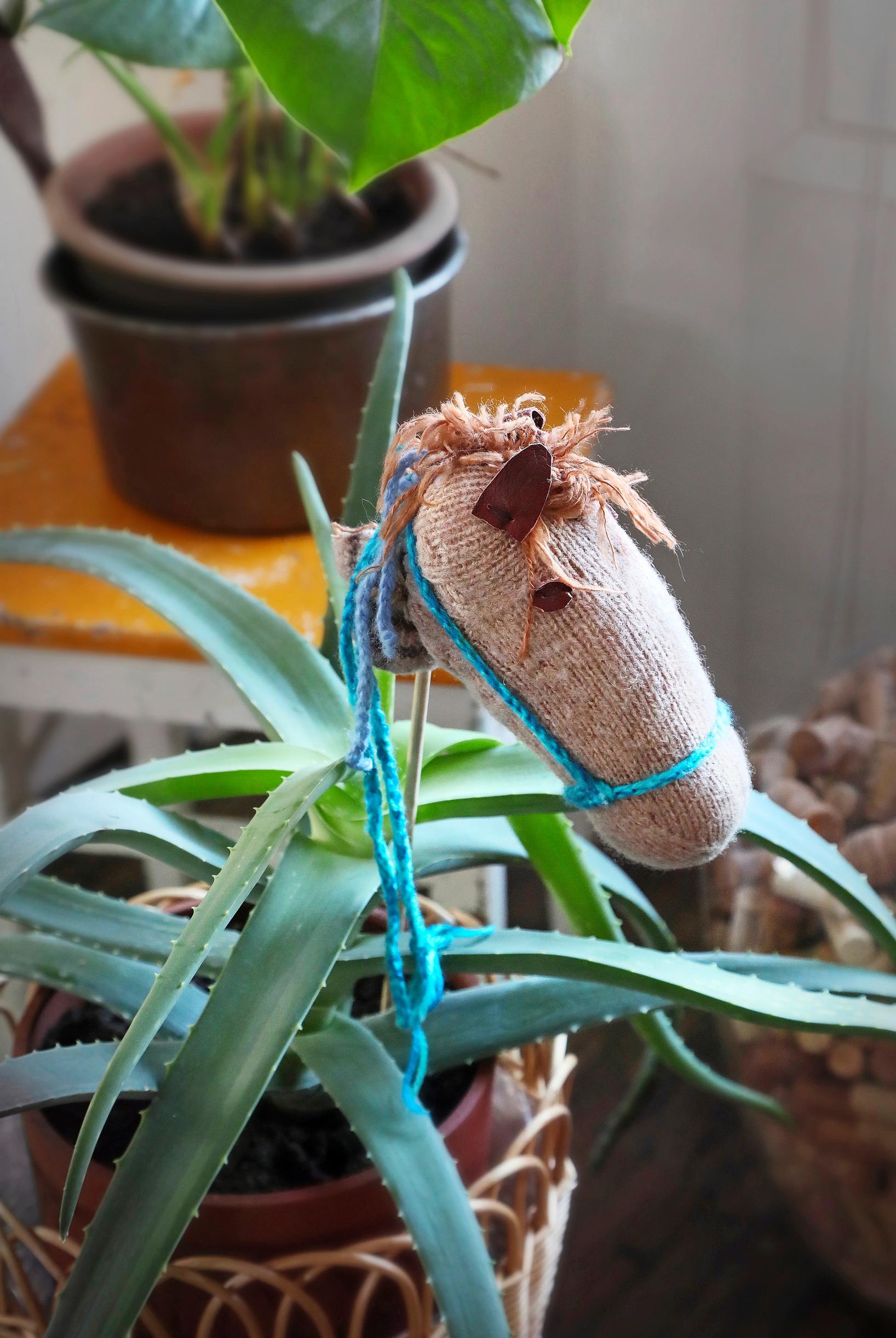 Diy-hevonen kukkaruukussa