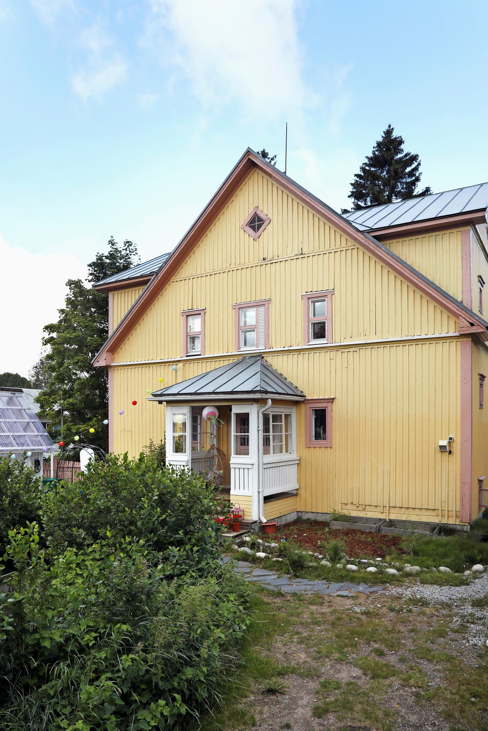 Keltainen vanha kansakoulu Lestijärvellä