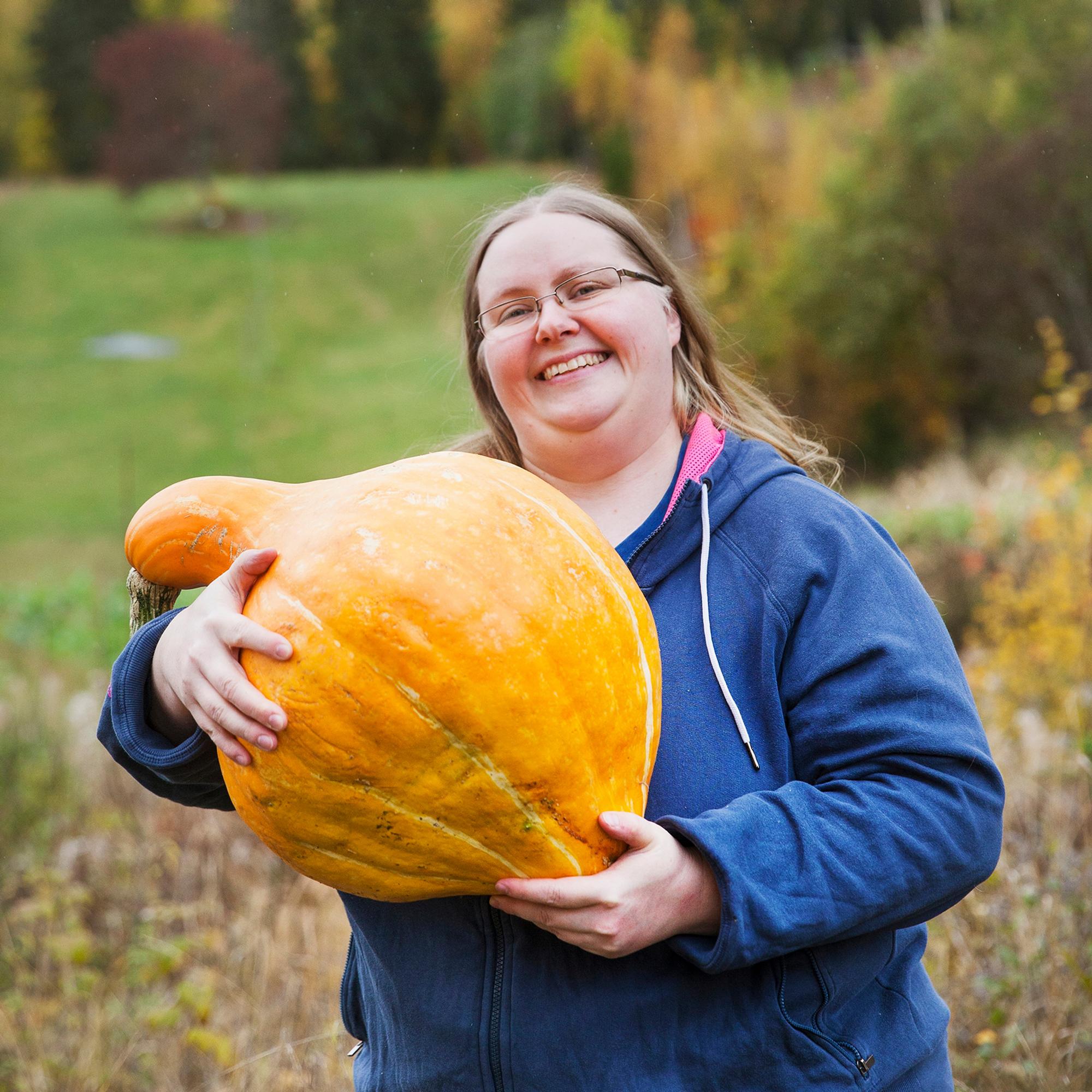 Eevan kasvattamia kurpitsoja ei voi kuin ihailla! Satoa yli 500 kiloa vuodessa – "Kurpitsa on vaivaton viljeltävä"