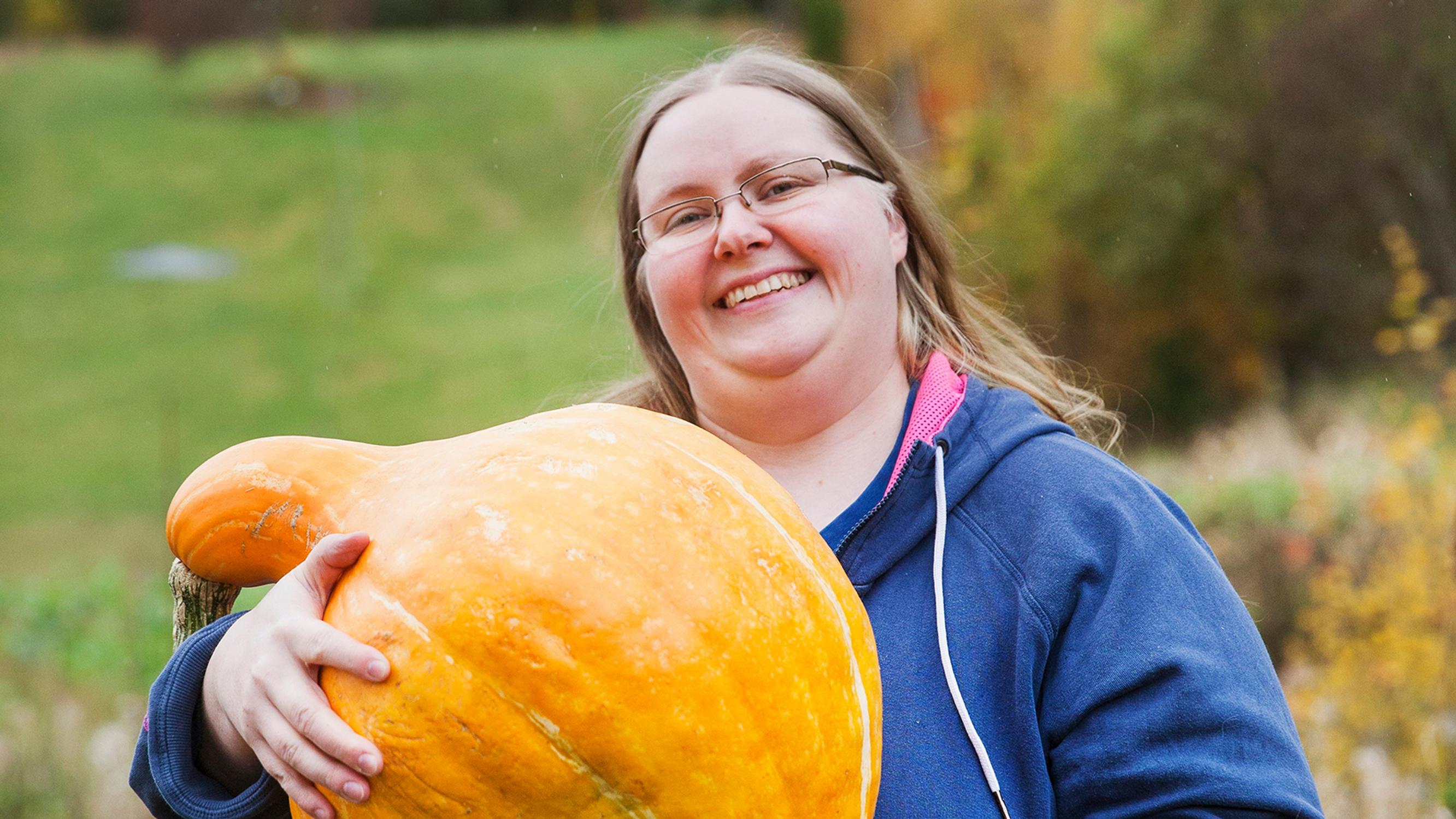 Eevan kasvattamia kurpitsoja ei voi kuin ihailla! Satoa yli 500 kiloa vuodessa – "Kurpitsa on vaivaton viljeltävä"