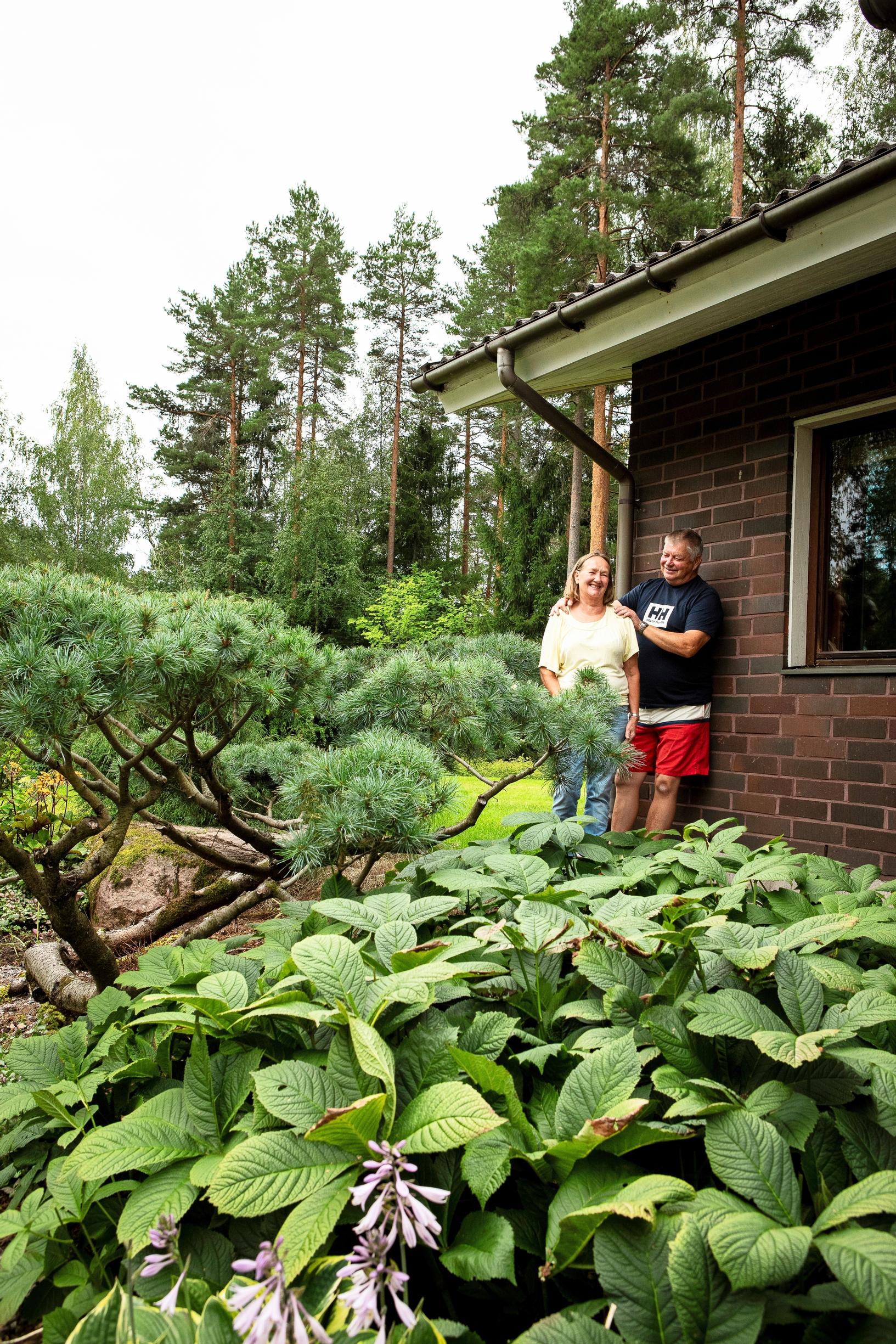 Pirjo ja Erkki Reiman kotitalonsa edessä Kirkkonummella