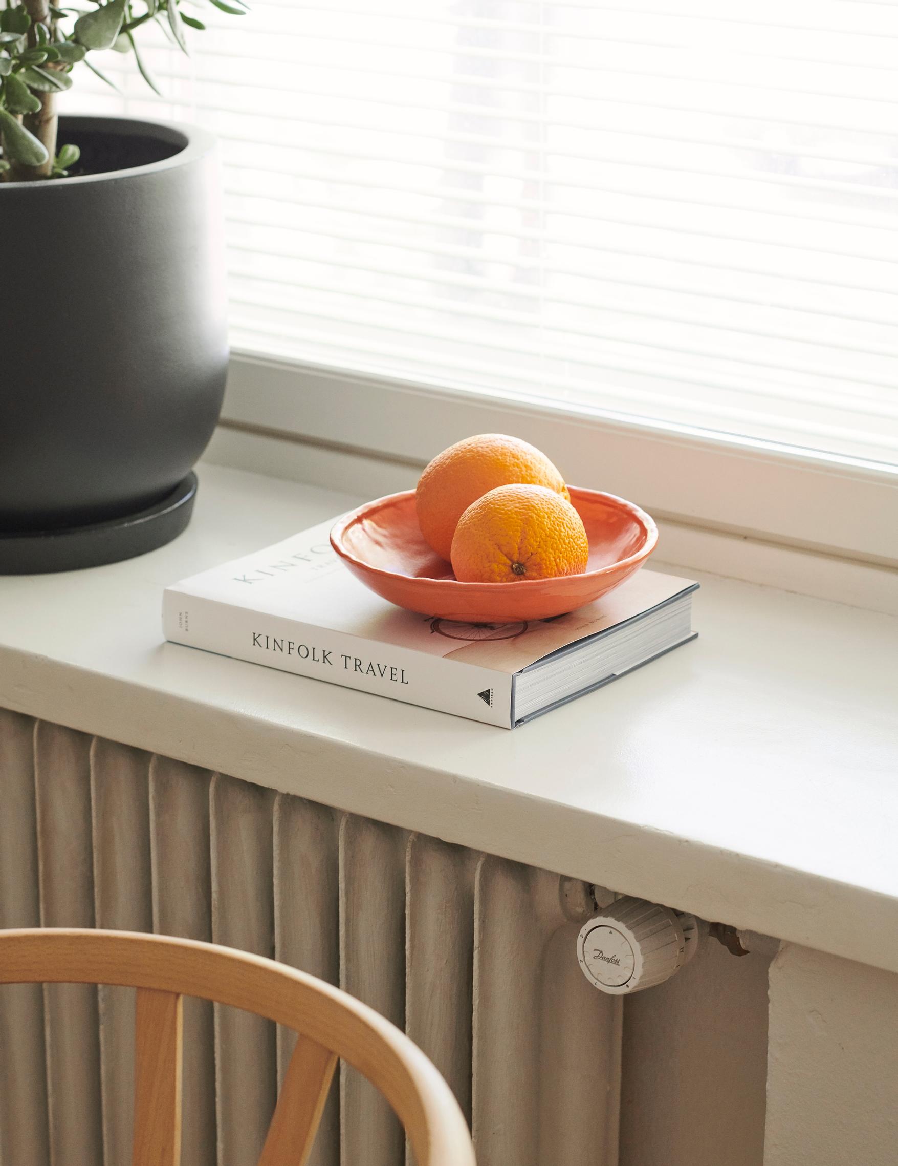appelsiineja oranssissa kulhossa